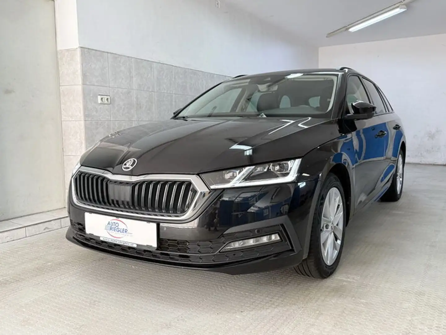Skoda Octavia Ambition ''Matrix-LED-Navi-Virtual-AHK-Alu'' Schwarz - 1