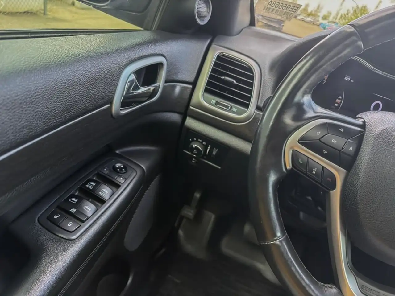 Jeep Grand Cherokee снимка Jeep Grand Cherokee