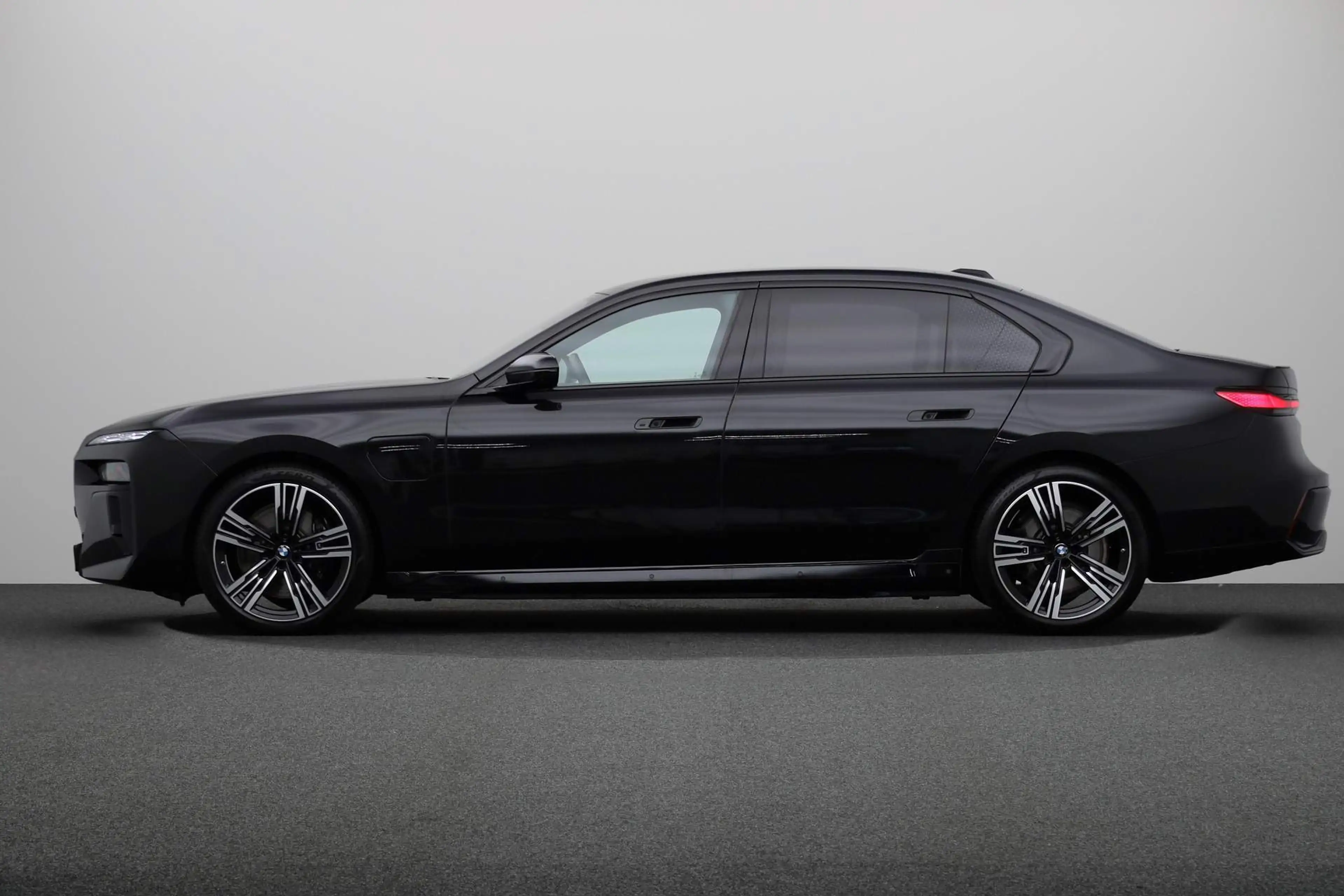 BMW 750 7-serie 750e xDrive | M-sport Pro. | BMW Iconic Gl — photo 12
