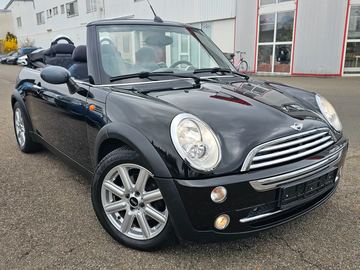 MINI One Cabrio One Schwarz - 1