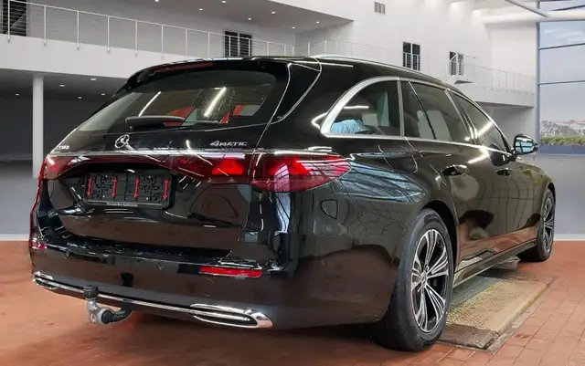 Mercedes-Benz E 220 dT 4MATIC Ansicht 3