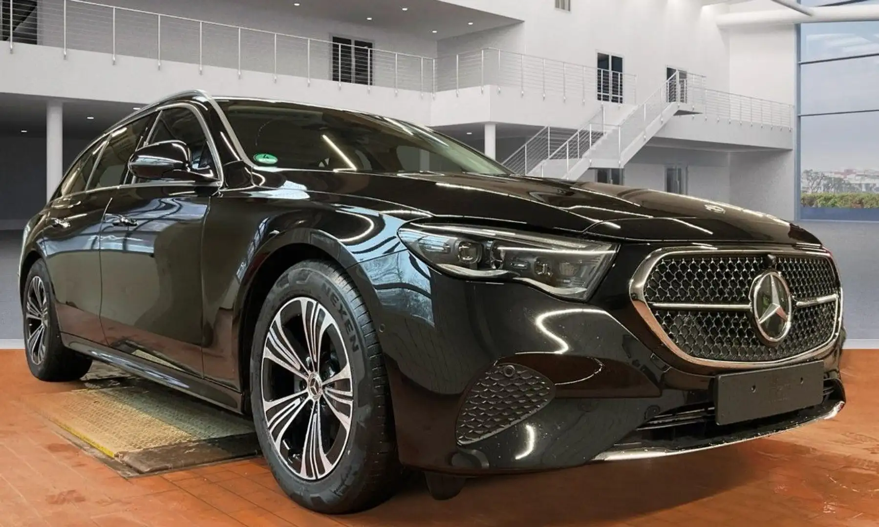 Mercedes-Benz E 220 dT 4MATIC Schwarz - 2