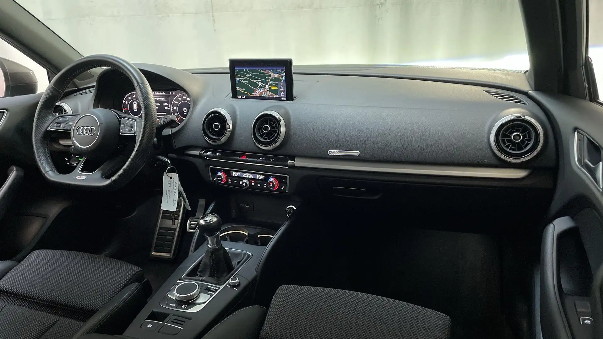 Audi A3 Sportback 30 TFSI Advance Sport S-Line Navigatie L Grijs - 2