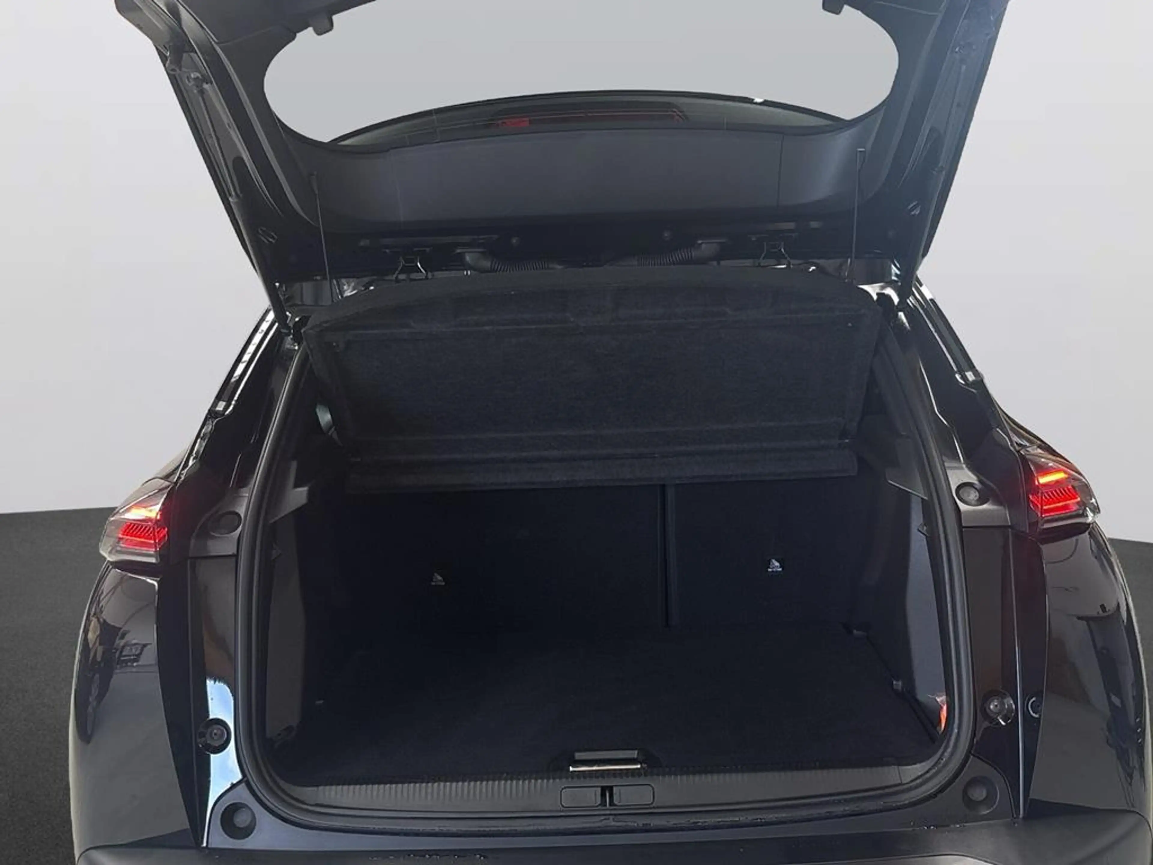 Peugeot 2008 1.2 PureTech 130 Allure — photo 7