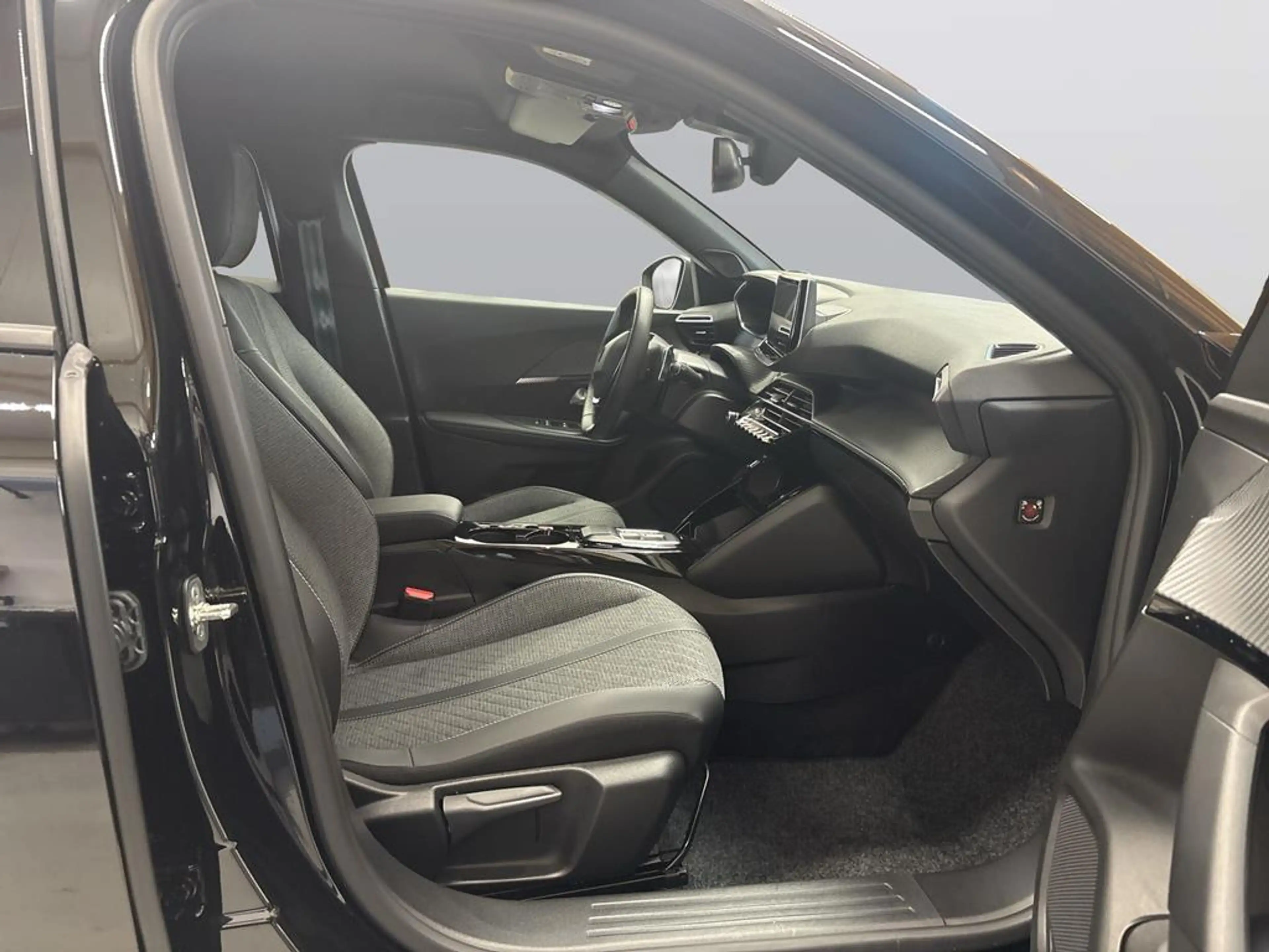 Peugeot 2008 1.2 PureTech 130 Allure — photo 11