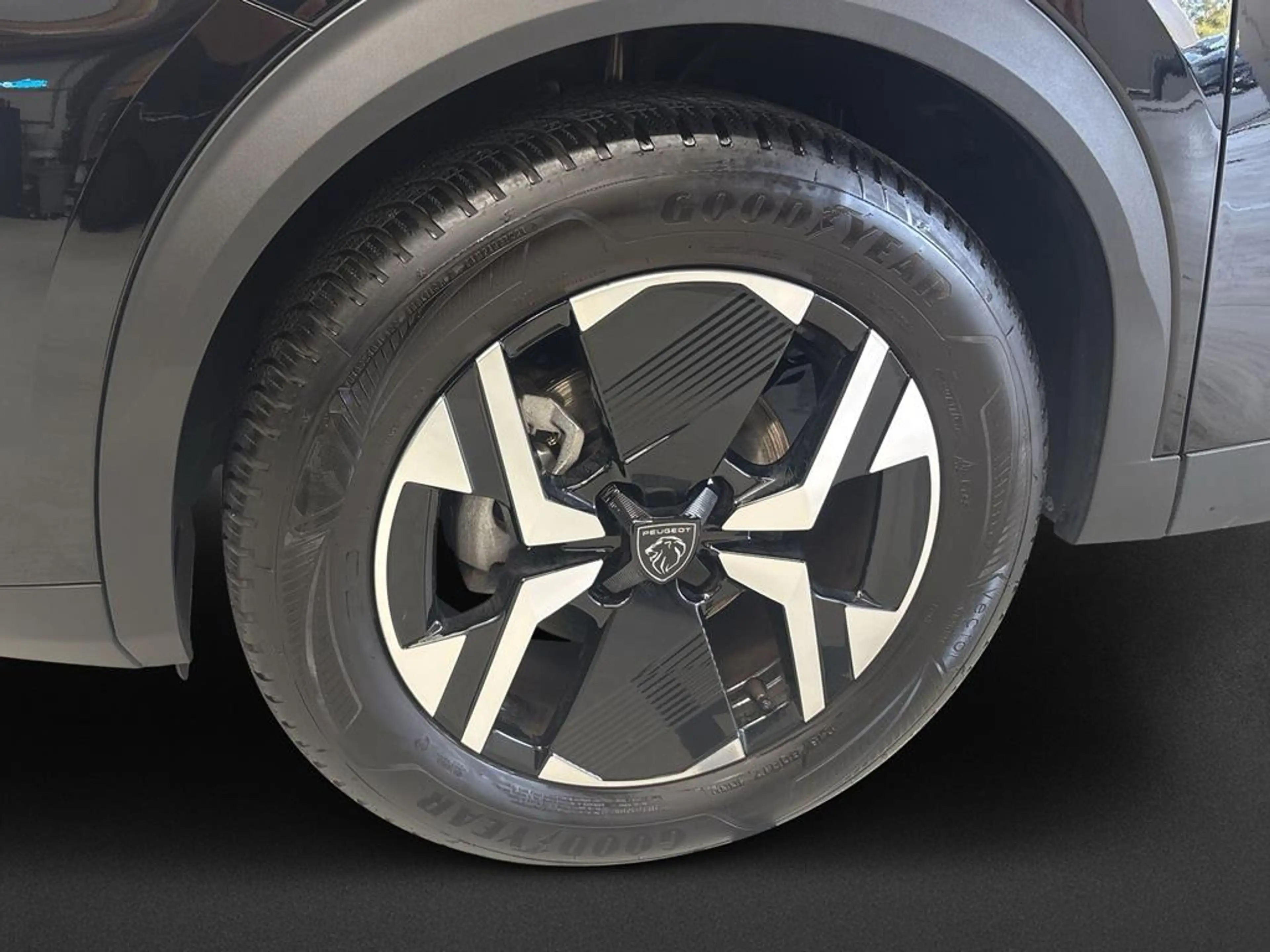 Peugeot 2008 1.2 PureTech 130 Allure — photo 8