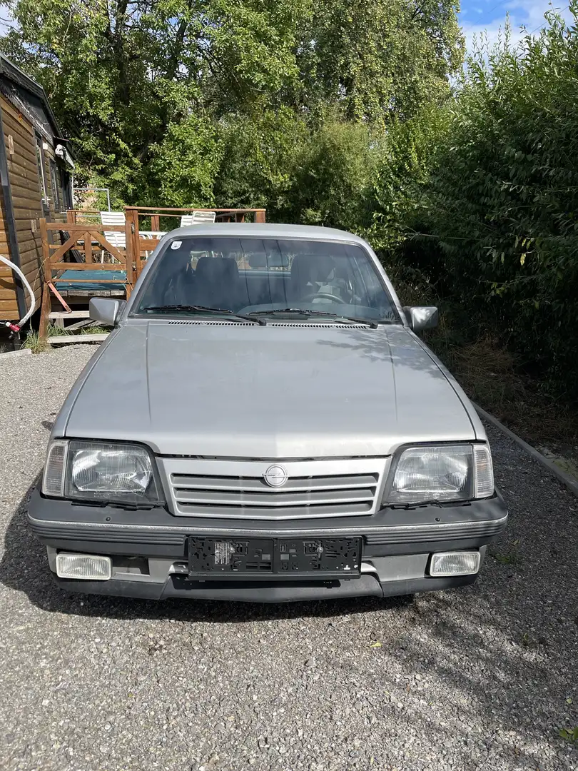 Opel Ascona GL 2,0 i - 2