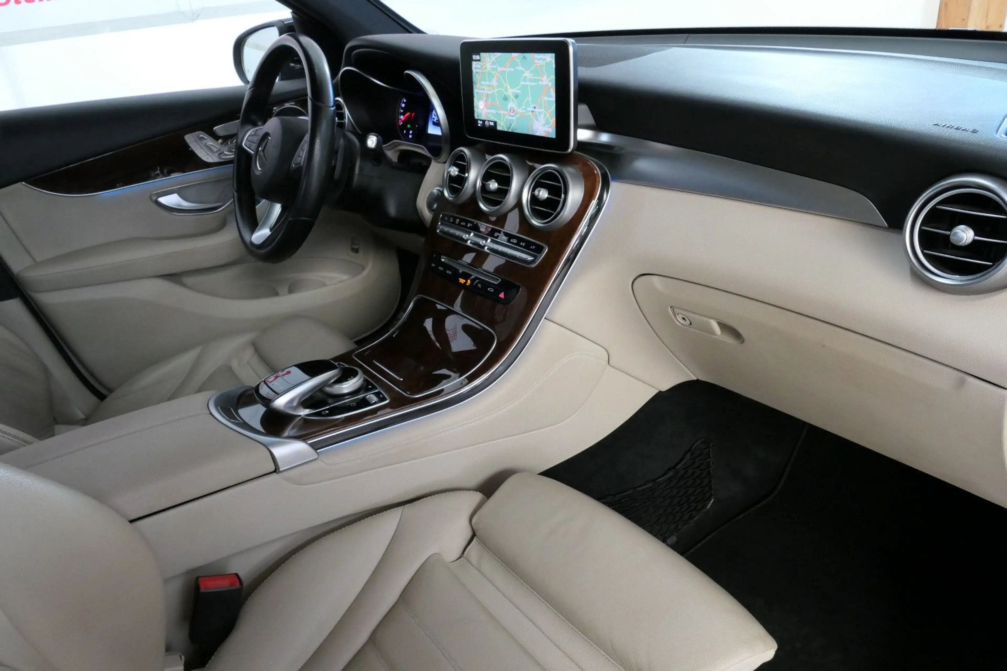 Mercedes-Benz GLC 250 d 4Matic Exclusiv *LED*AHK*LEDER*LUFT* — photo 9