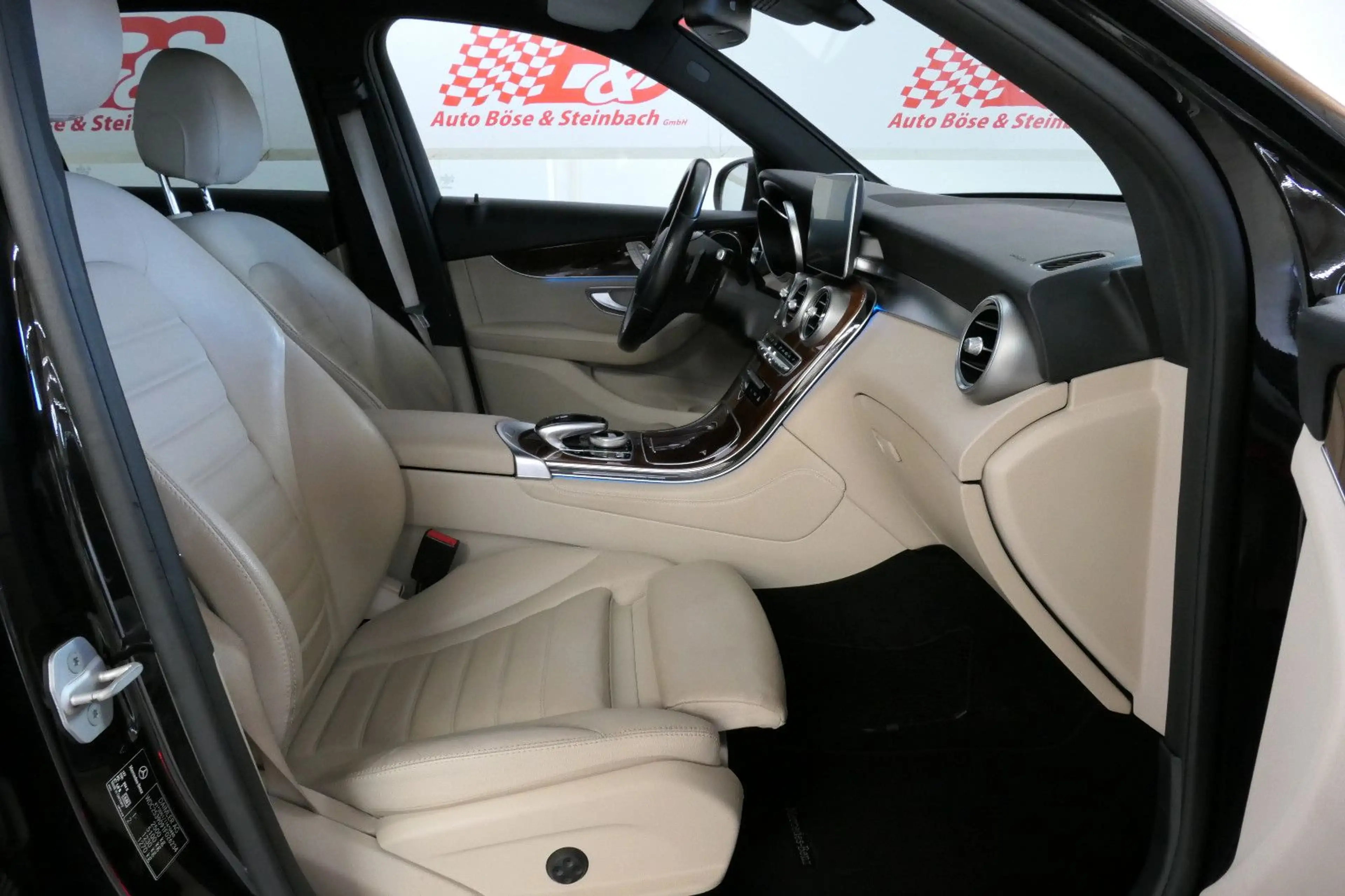 Mercedes-Benz GLC 250 d 4Matic Exclusiv *LED*AHK*LEDER*LUFT* — photo 7