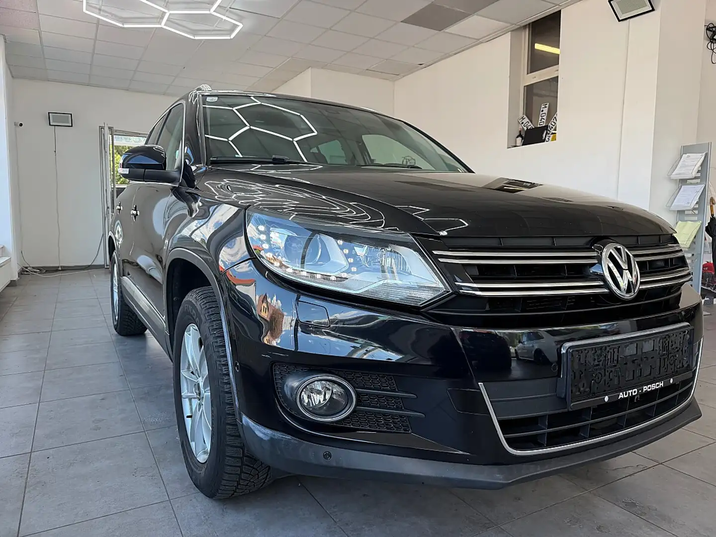 Volkswagen Tiguan 1,4 TSI Sport&Style BMT Schwarz - 1