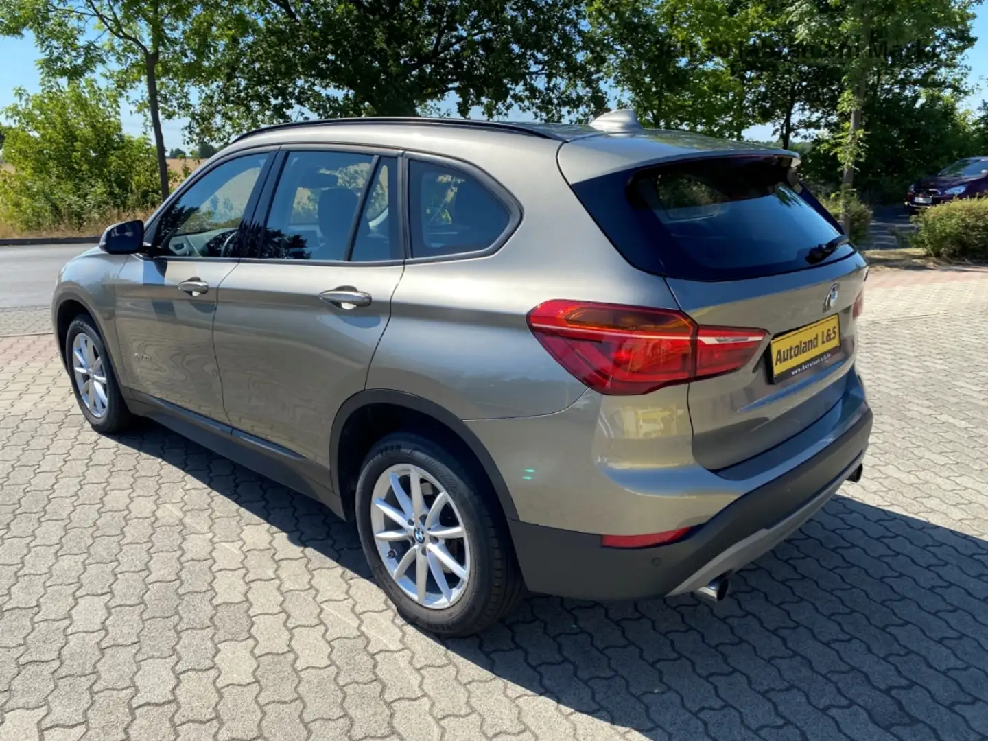 BMW X1 xDrive 20 i,AHK,PDC,Navi,SH,LED,1.Hand,Scheckheft Gris - 2