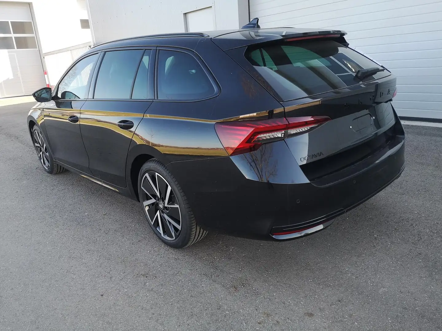 Skoda Octavia Combi Sportline Kombi 1.5 TSI mHEV DSG AHK Navi... Schwarz - 2