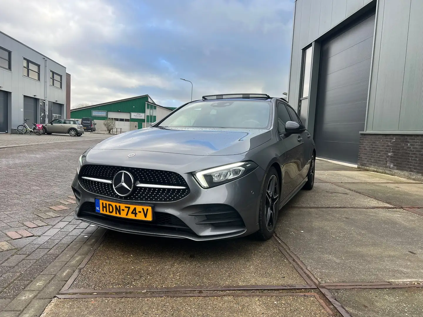 Mercedes-Benz A 200 Bns Sol. AMG Night Pano Grijs - 1