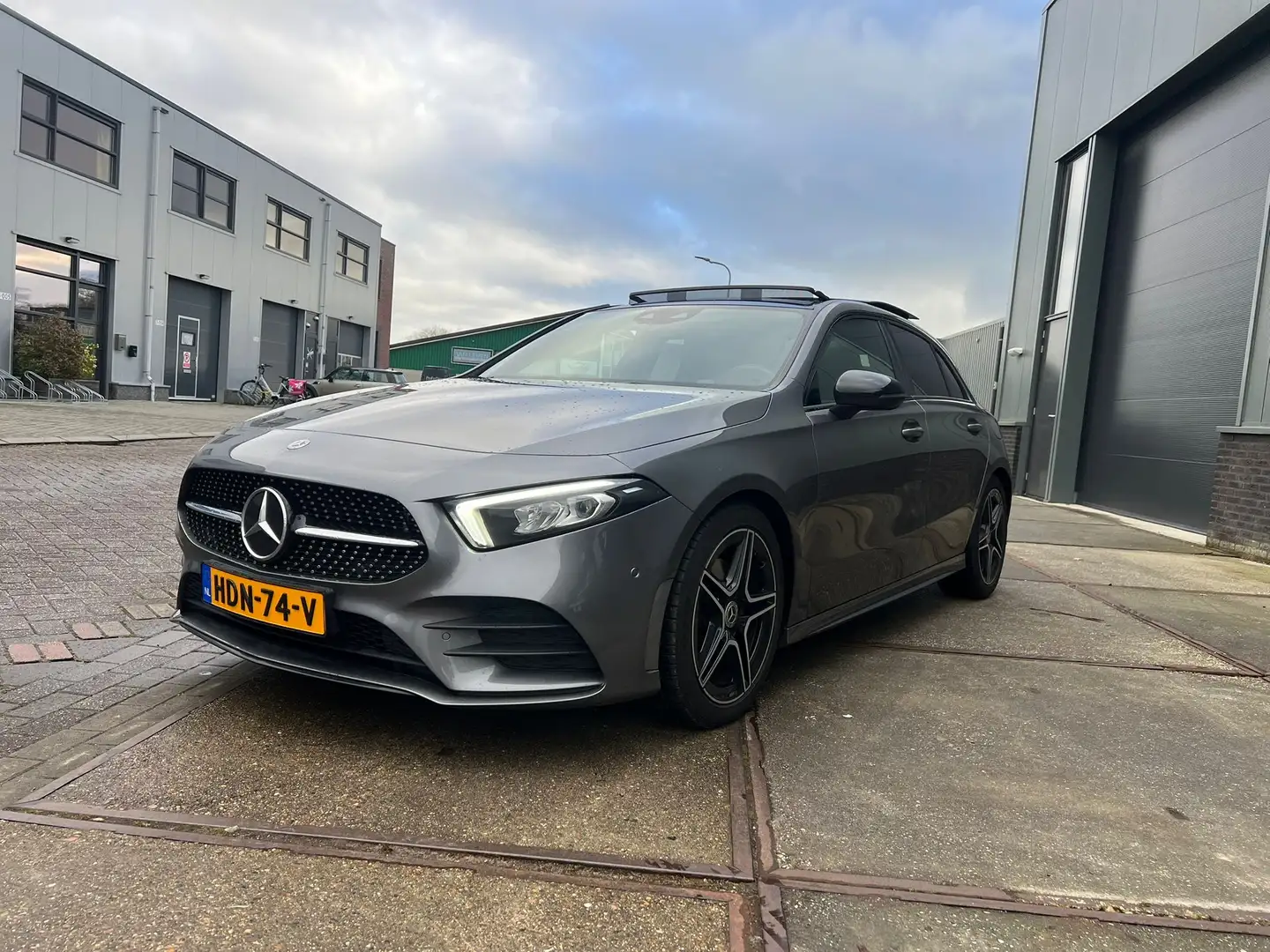 Mercedes-Benz A 200 Bns Sol. AMG Night Pano Grijs - 2