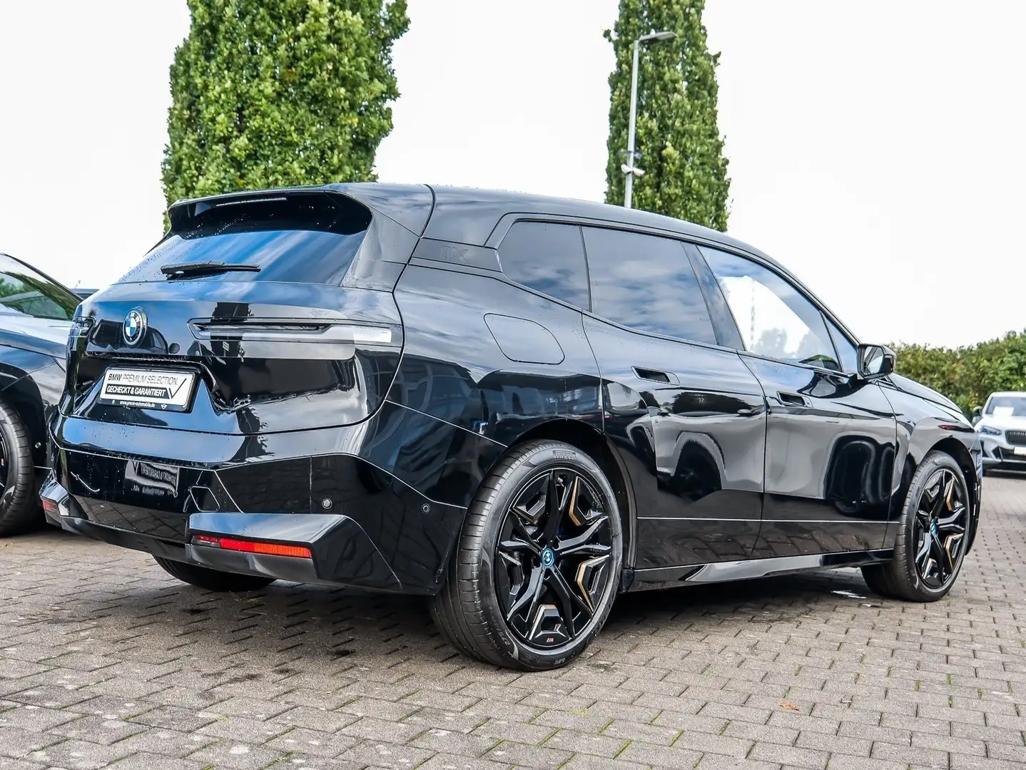 BMW iX xDrive40 M Sport HUD PANO ACC AHK RFK NAVI Schwarz - 2