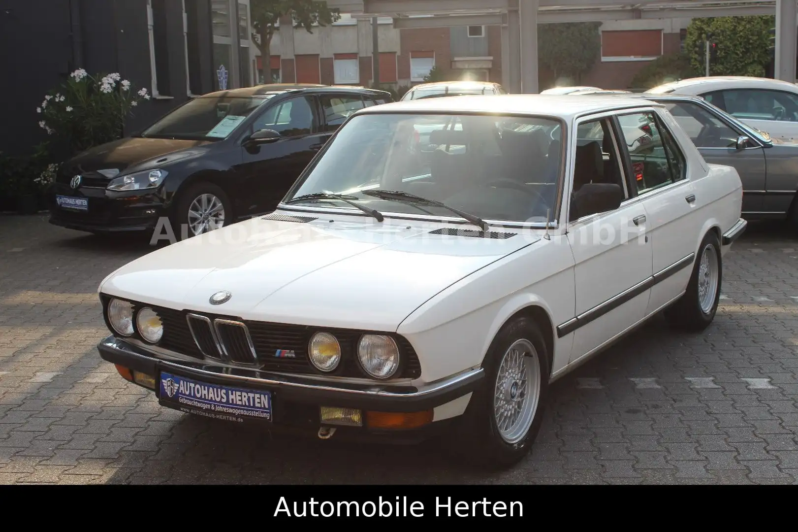 BMW 520 i E28*LIMO*TÜV NEU*H-ZULASSUNG*SCHALTER*TOP* Білий - 1