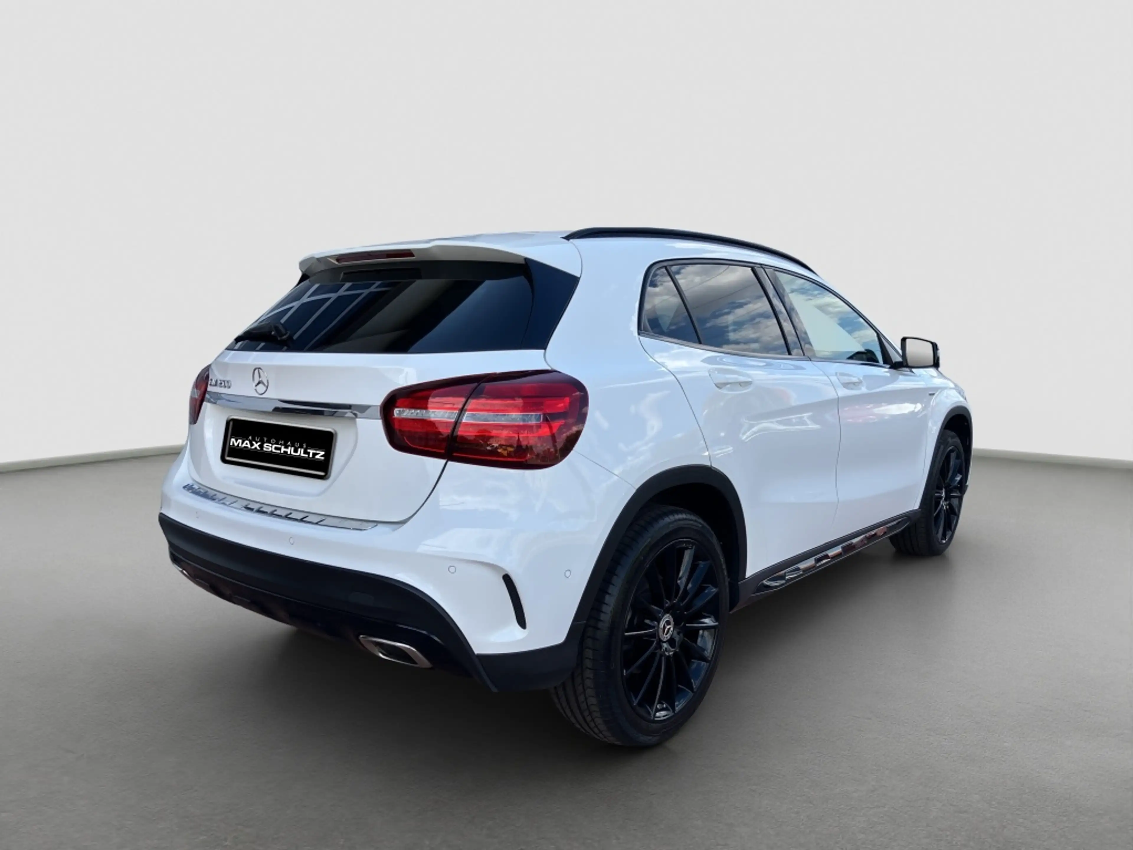 Mercedes-Benz GLA 200 AMG*NIGHT*AHK*PANO*LED*NAVI*SITZH*19ZOLL — photo 3