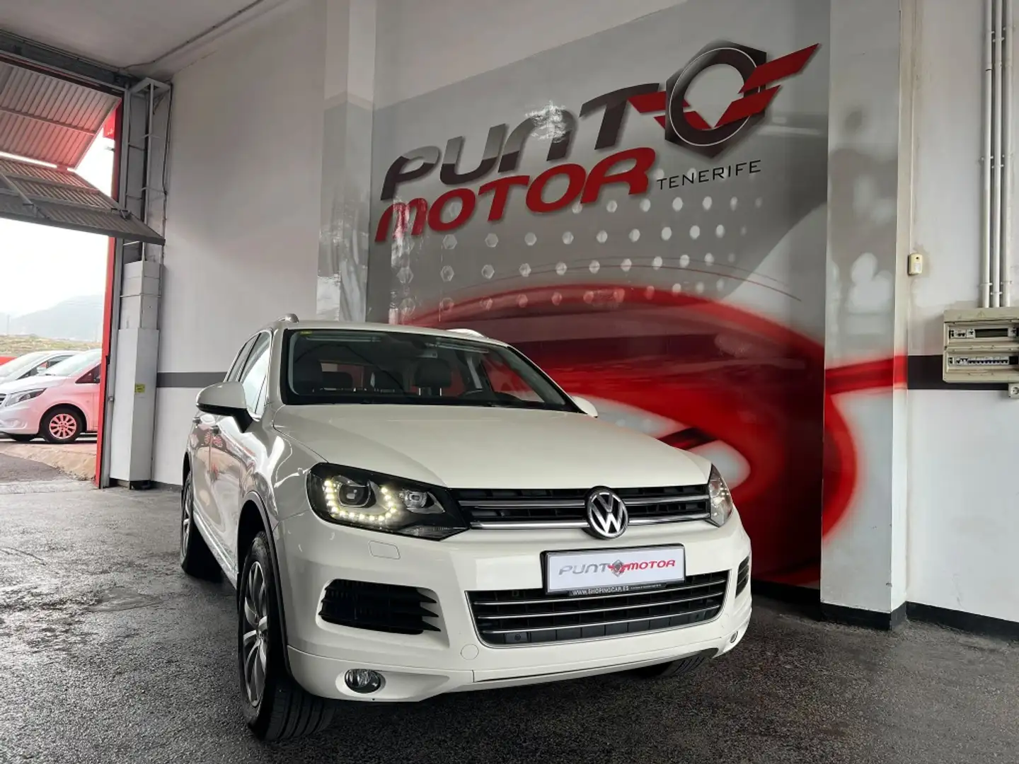 Volkswagen Touareg 3.0TDI V6 BMT Premium TerrainTech 245 Tip. Blanco - 2