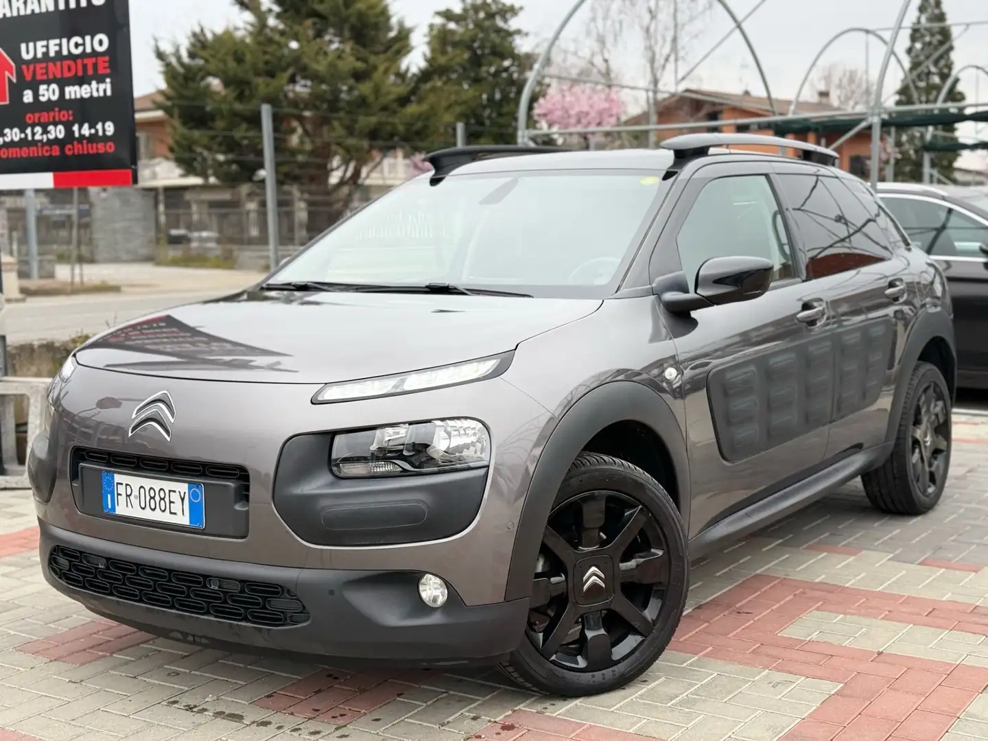 Citroen C4 Cactus BlueHDi 100 S&S Shine Grau - 2