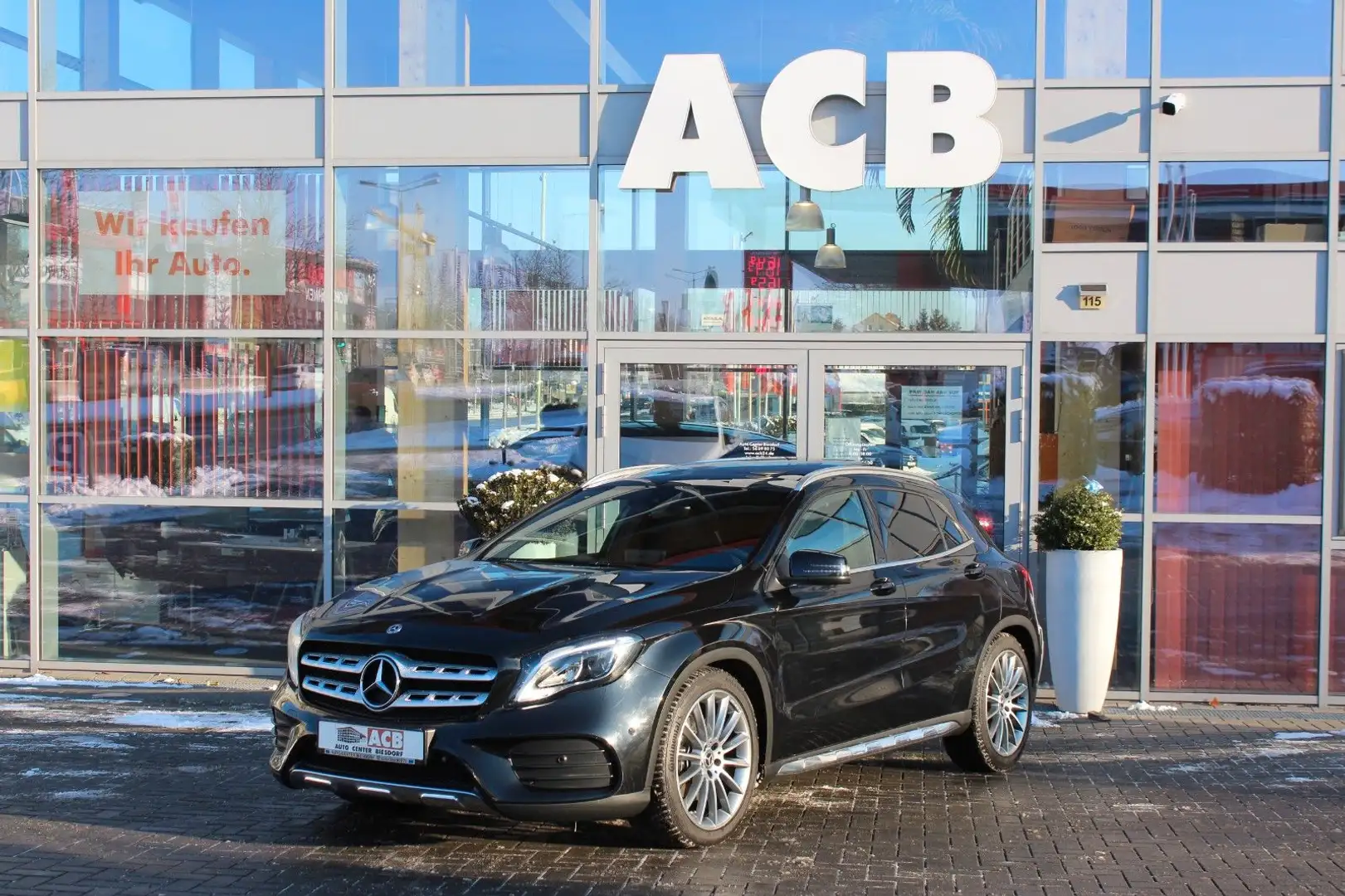 Mercedes-Benz GLA 250 4Matic AMG Line Panorama 19"LM RFK Schwarz - 1