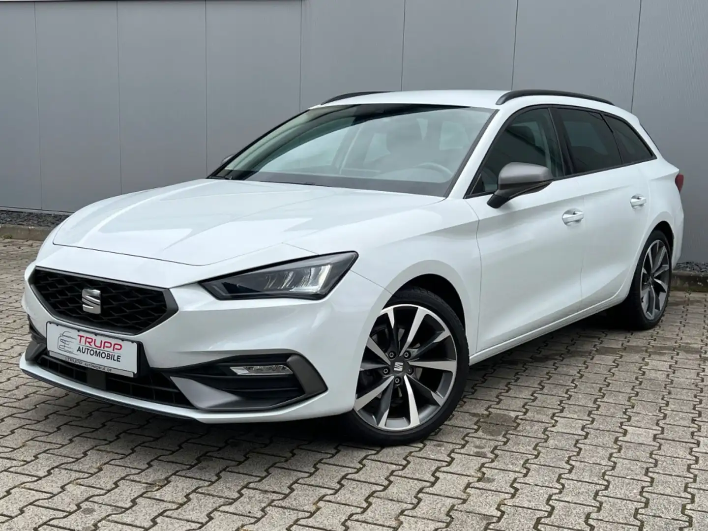 SEAT Leon 1.5 eTSI FR/LED/AHK/Virtual/R-Kam/ACC/SHZ Weiß - 1