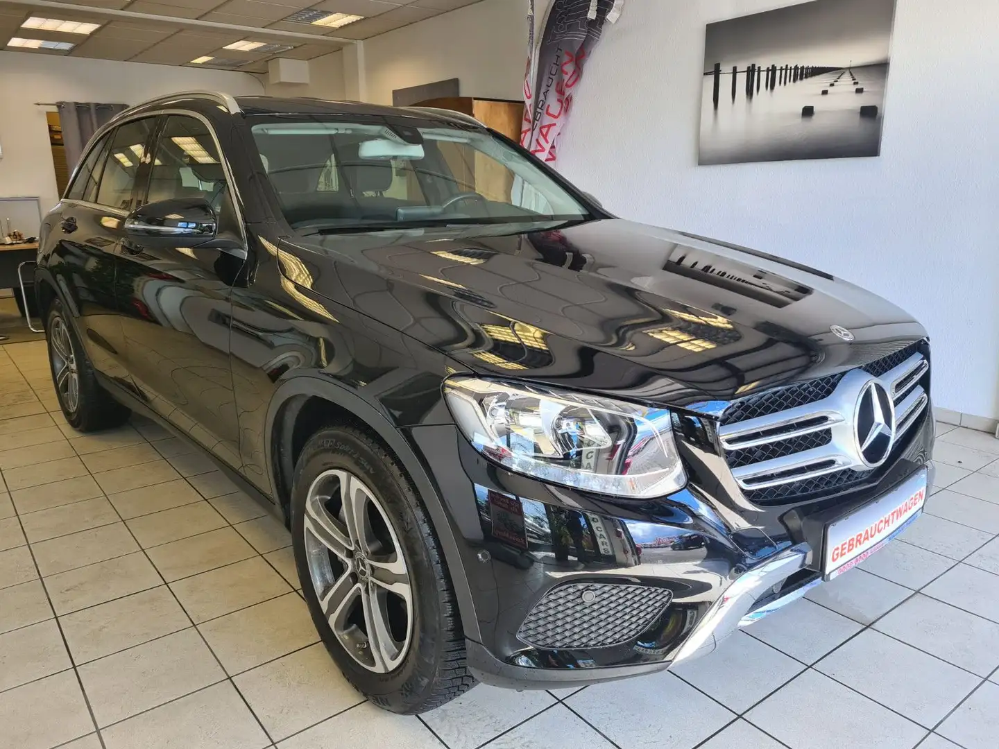 Mercedes-Benz GLC 220 4Matic/LEDER/NAVI/SCHECKHEFT Zwart - 2