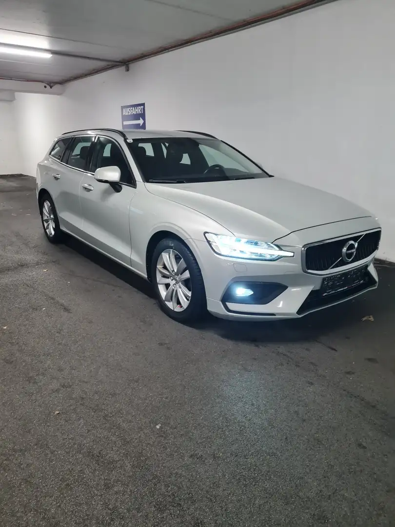 Volvo V60 D3 Momentum Leder LED Keyless - 1