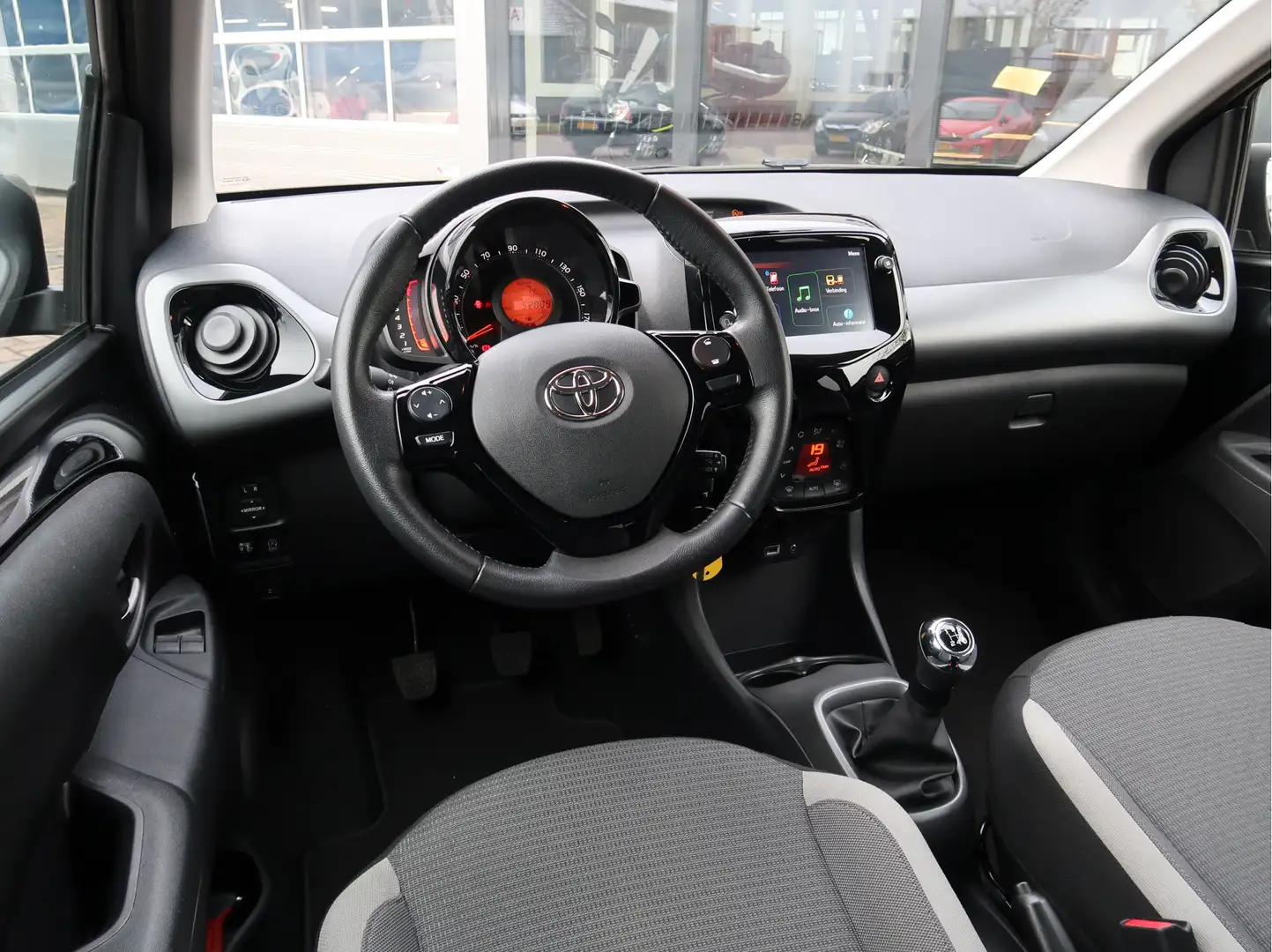 Toyota Aygo 1.0 VVT-i x-joy | app-connect | camera | climate c Zwart - 2