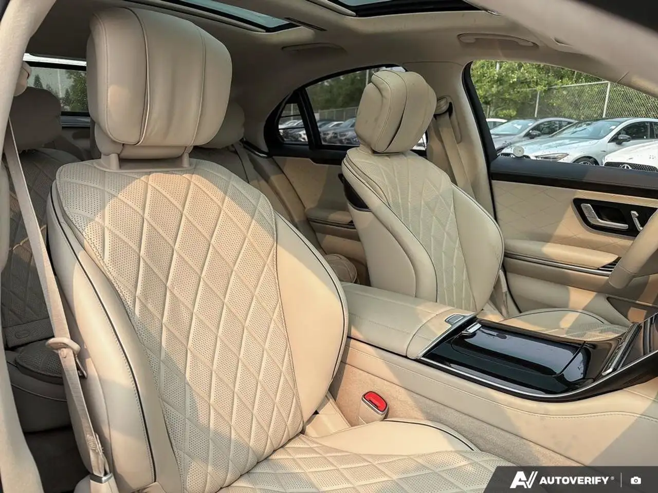 Mercedes-Benz S-Class снимка Mercedes-Benz S-Class