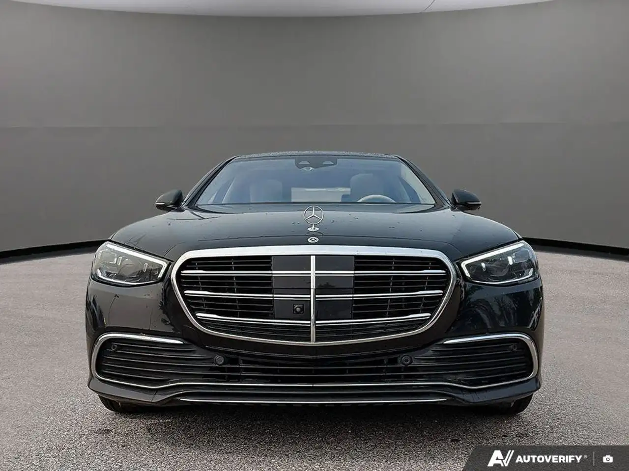 Mercedes-Benz S-Class снимка Mercedes-Benz S-Class