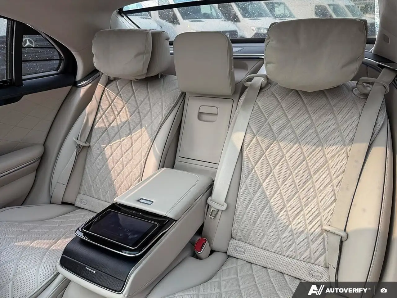 Mercedes-Benz S-Class снимка Mercedes-Benz S-Class