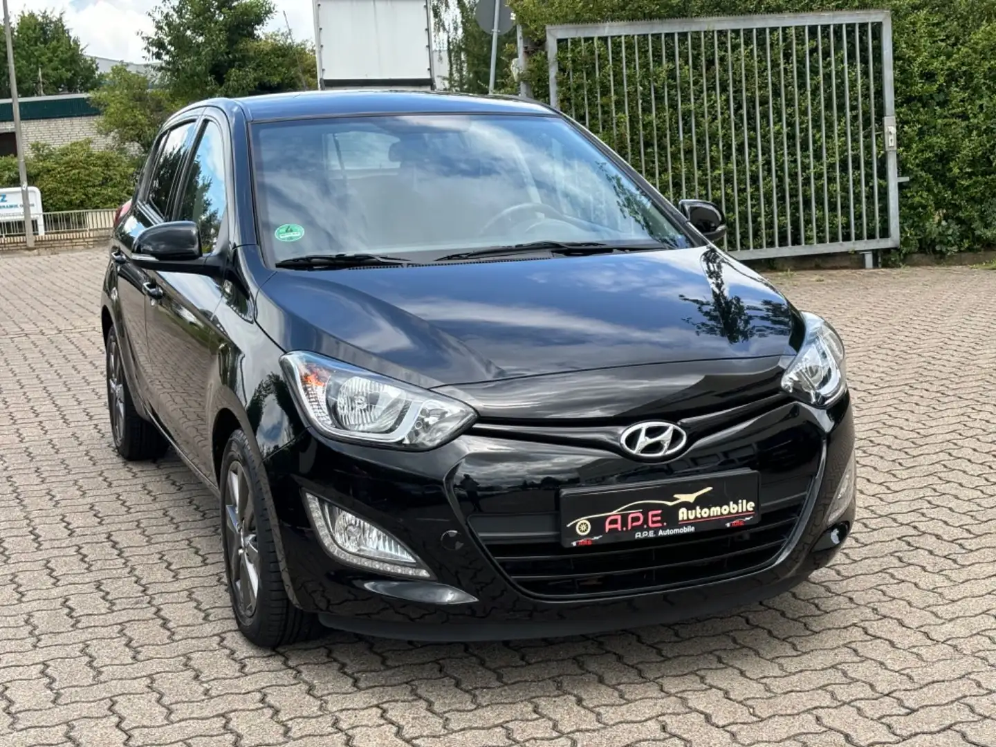 Hyundai i20 Style Sitzheizung Automatik 24.000km crna - 1