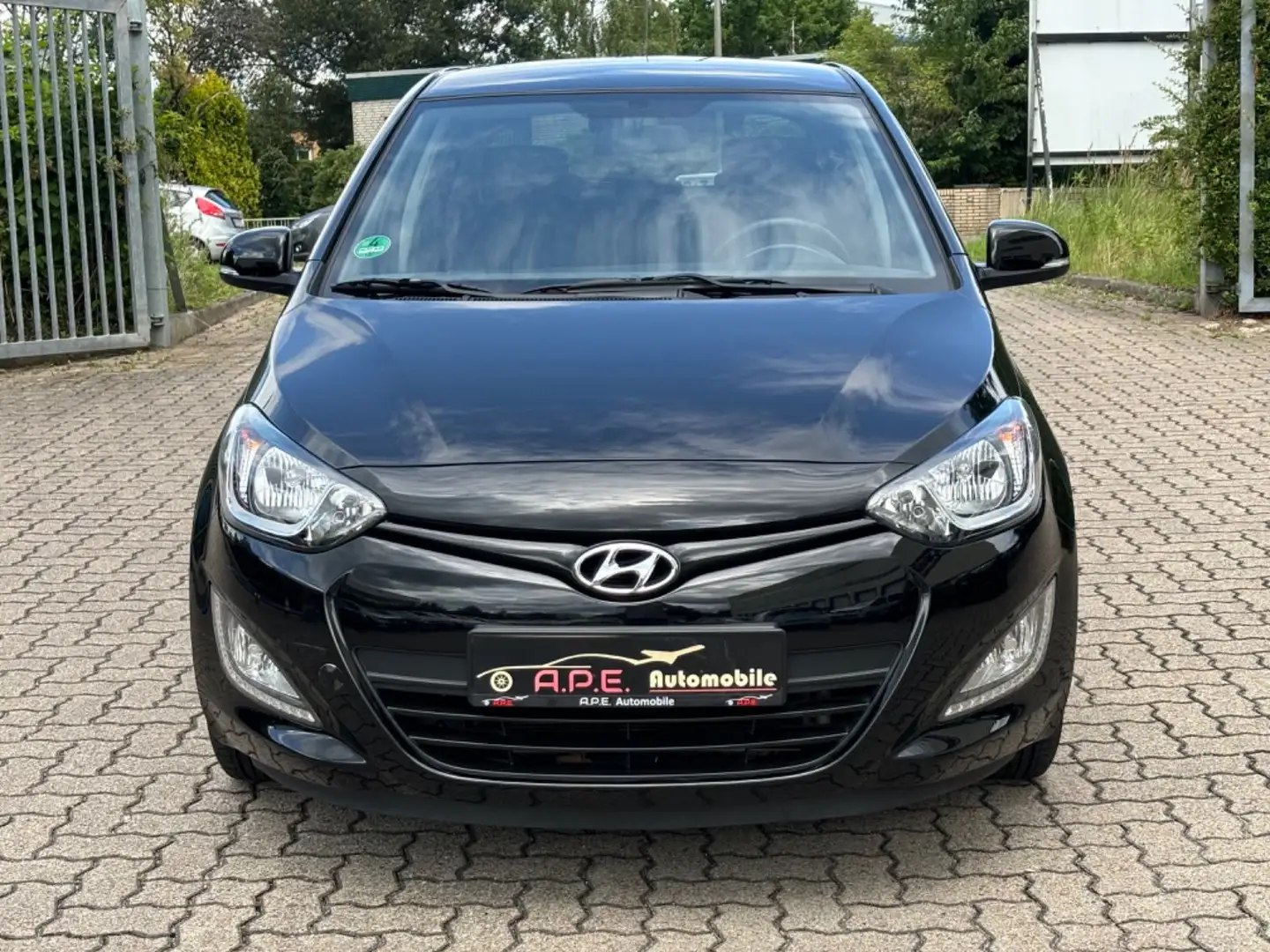 Hyundai i20 Style Sitzheizung Automatik 24.000km crna - 2