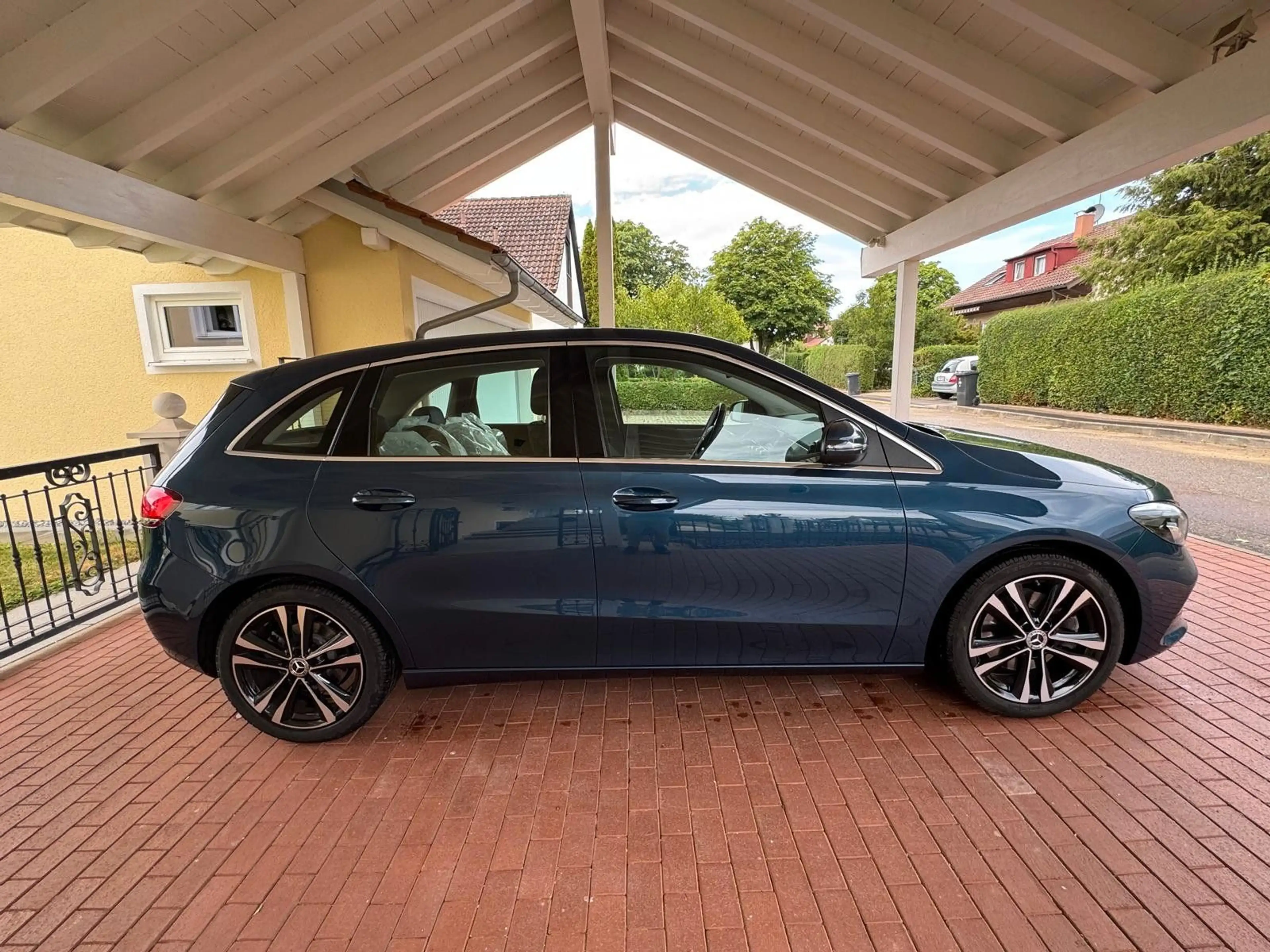 Mercedes-Benz B 220 D **ACC/VC/CAM/LED/NAVI/SHZ** — photo 6