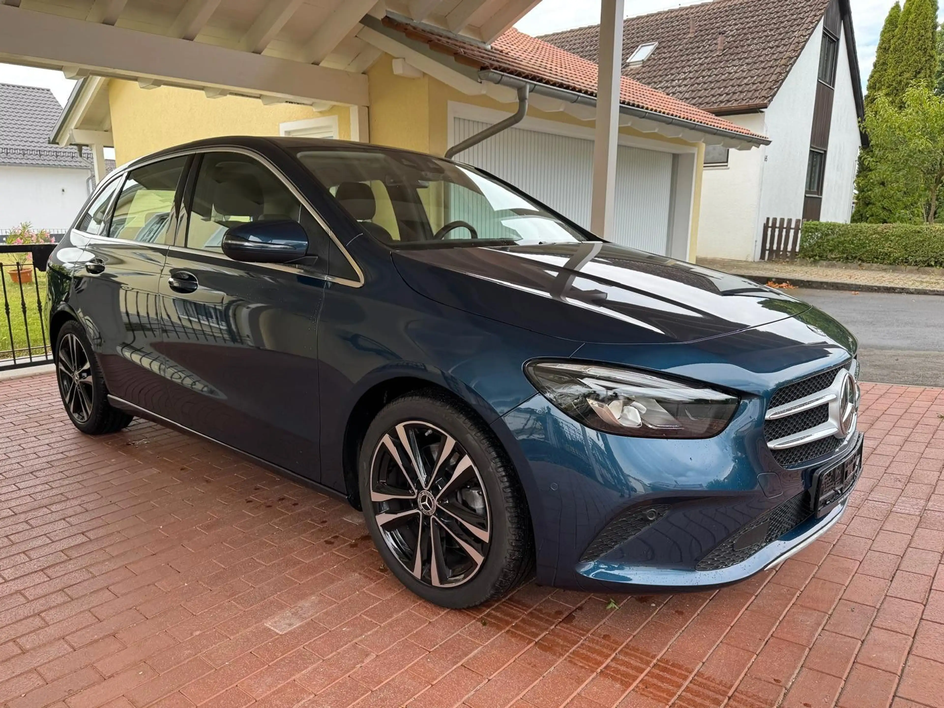 Mercedes-Benz B 220 D **ACC/VC/CAM/LED/NAVI/SHZ** — photo 2