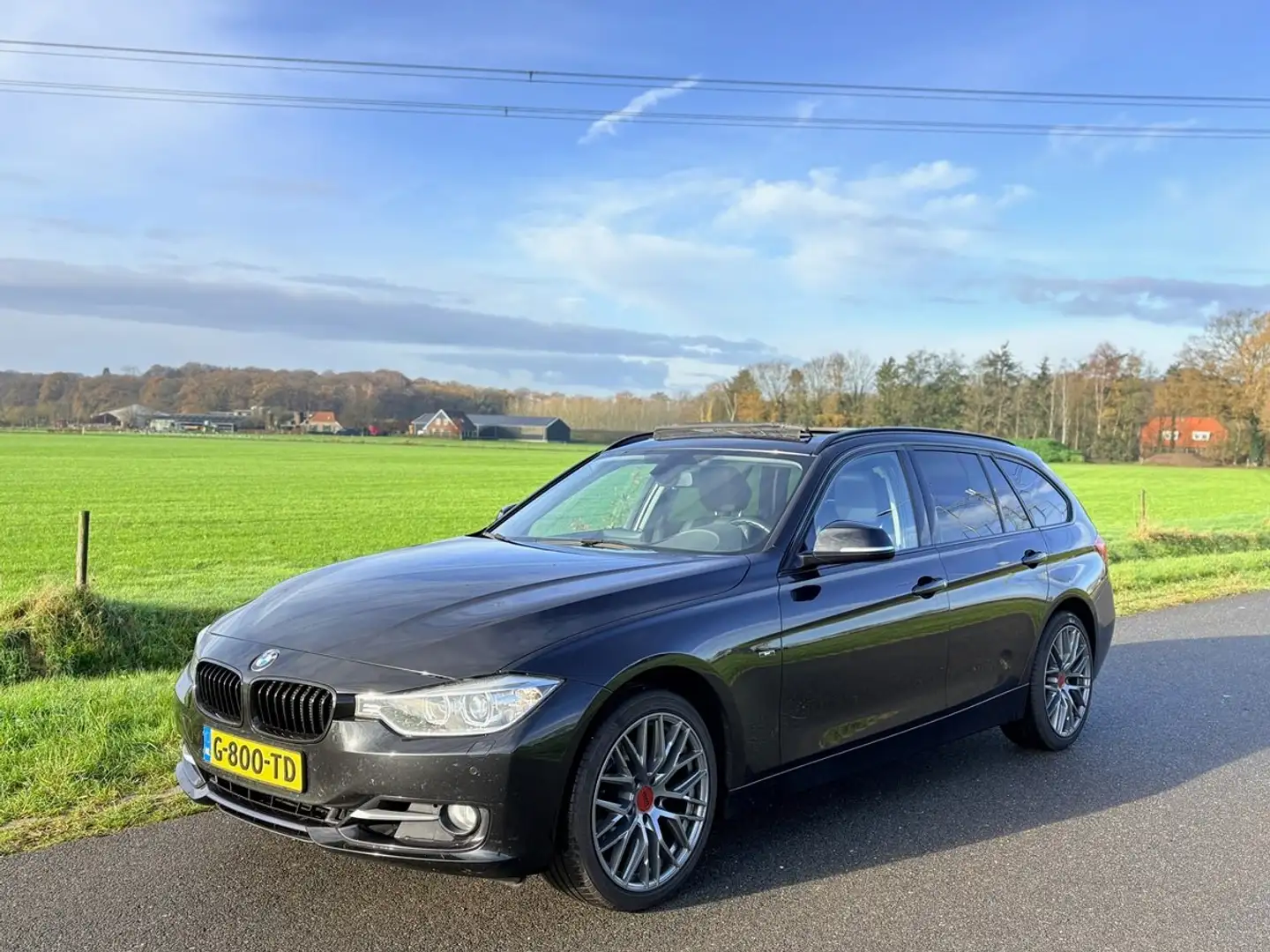 BMW 320 320i xDr. High Exec. Aut., Pano, Cruise, ECC, Leer Zwart - 2