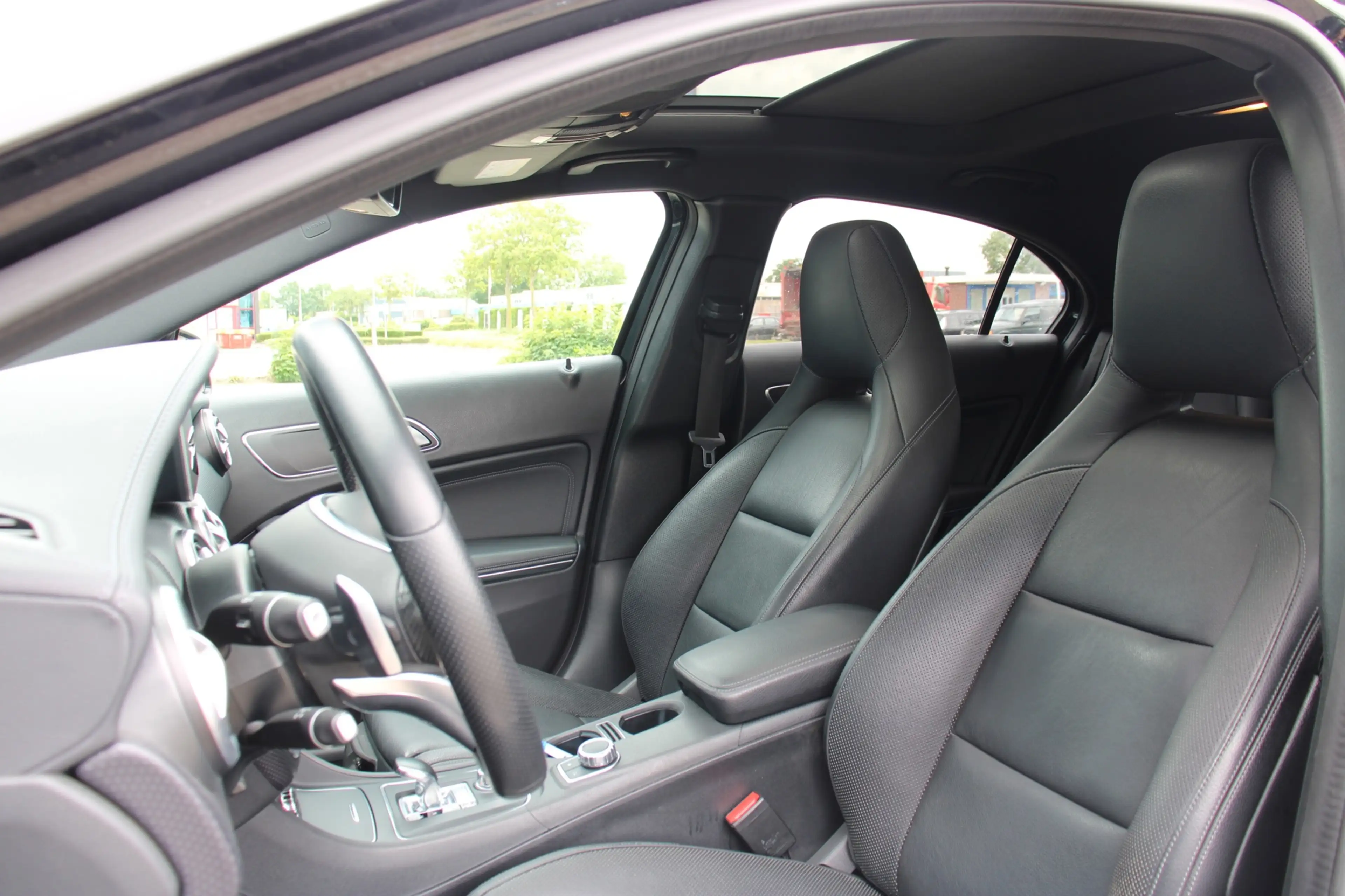 Mercedes-Benz A 45 AMG 4MATIC Sport Pano Harman Kardon Leder KeyLess Stoe — photo 5