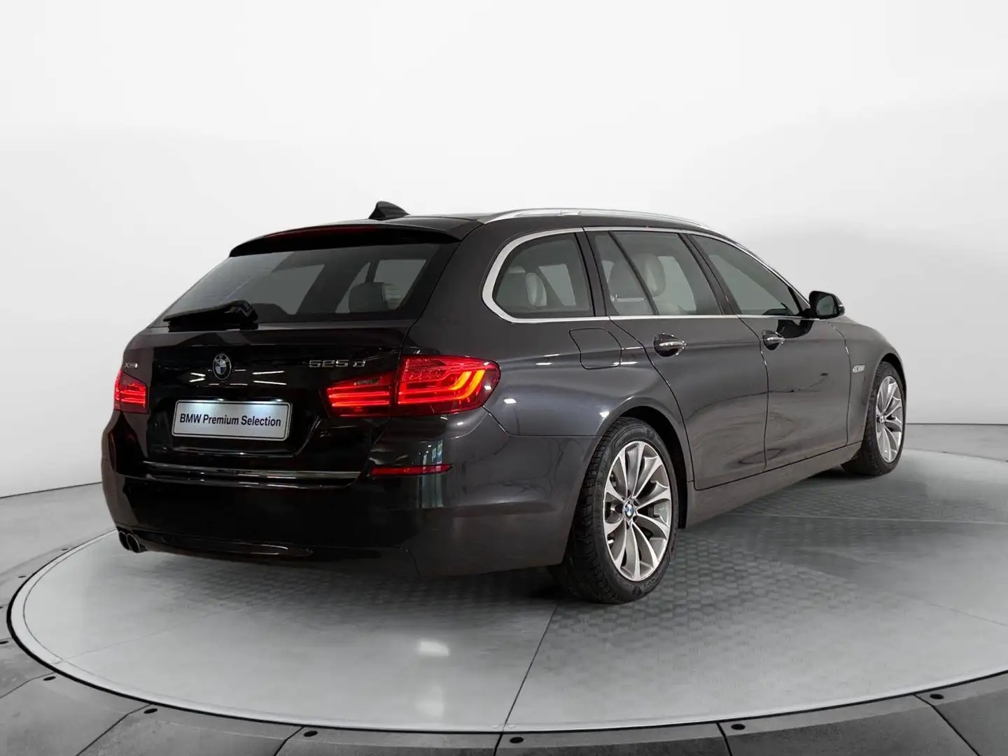 BMW 525 525d xDrive Touring Luxury Šedá - 2