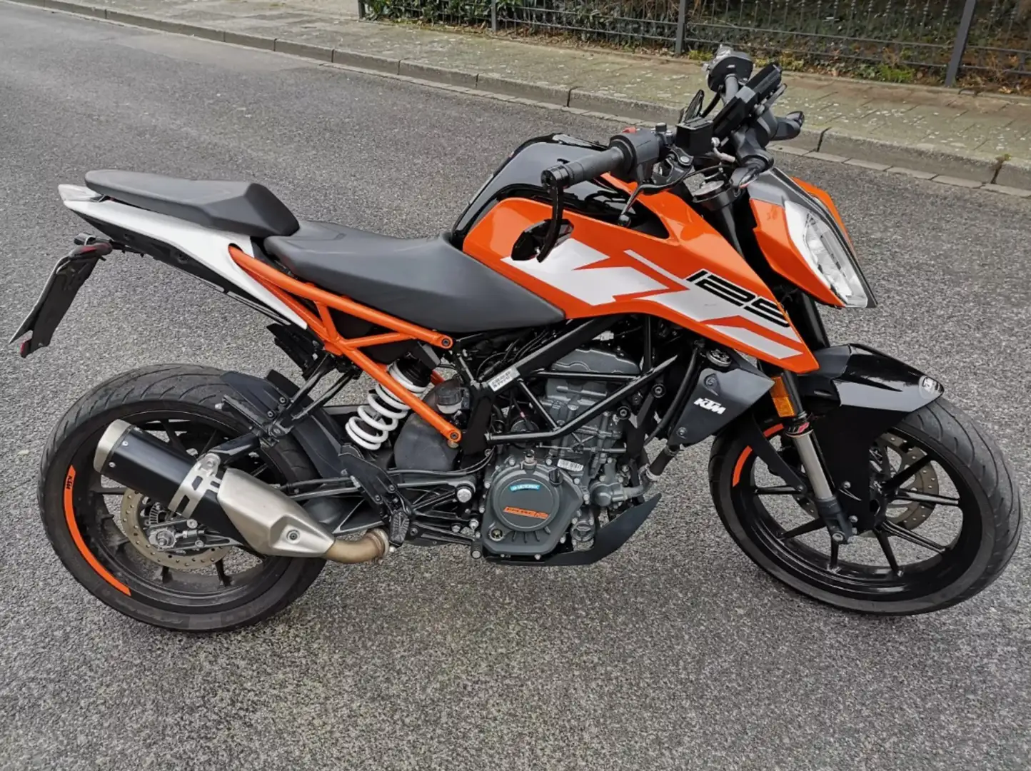 KTM 125 Duke Orange - 2