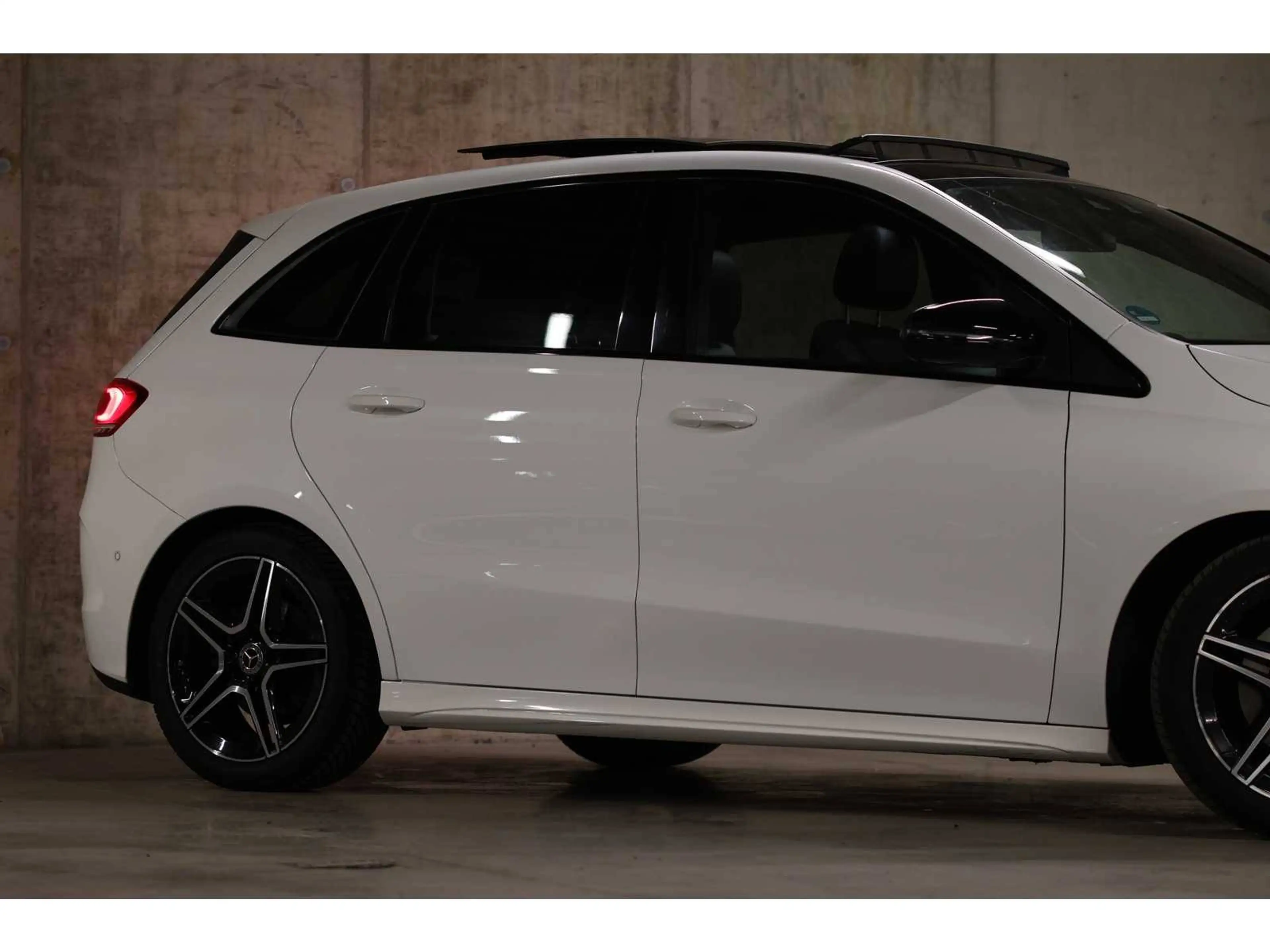 Mercedes-Benz B 200 B 200 7G-DCT AMG Line — photo 8