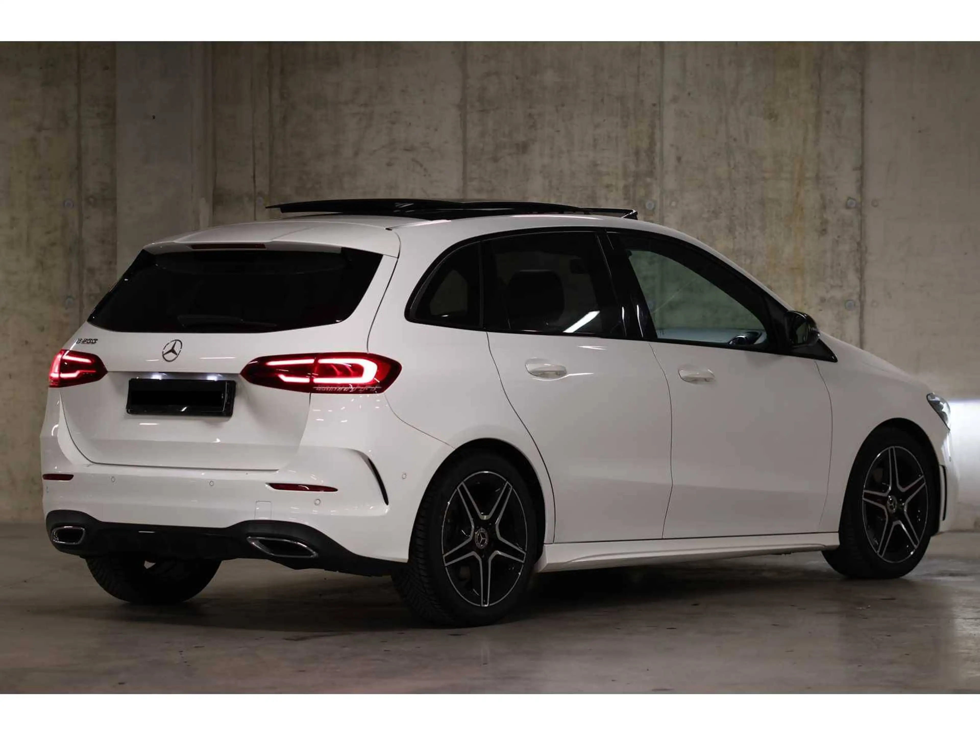 Mercedes-Benz B 200 B 200 7G-DCT AMG Line — photo 9
