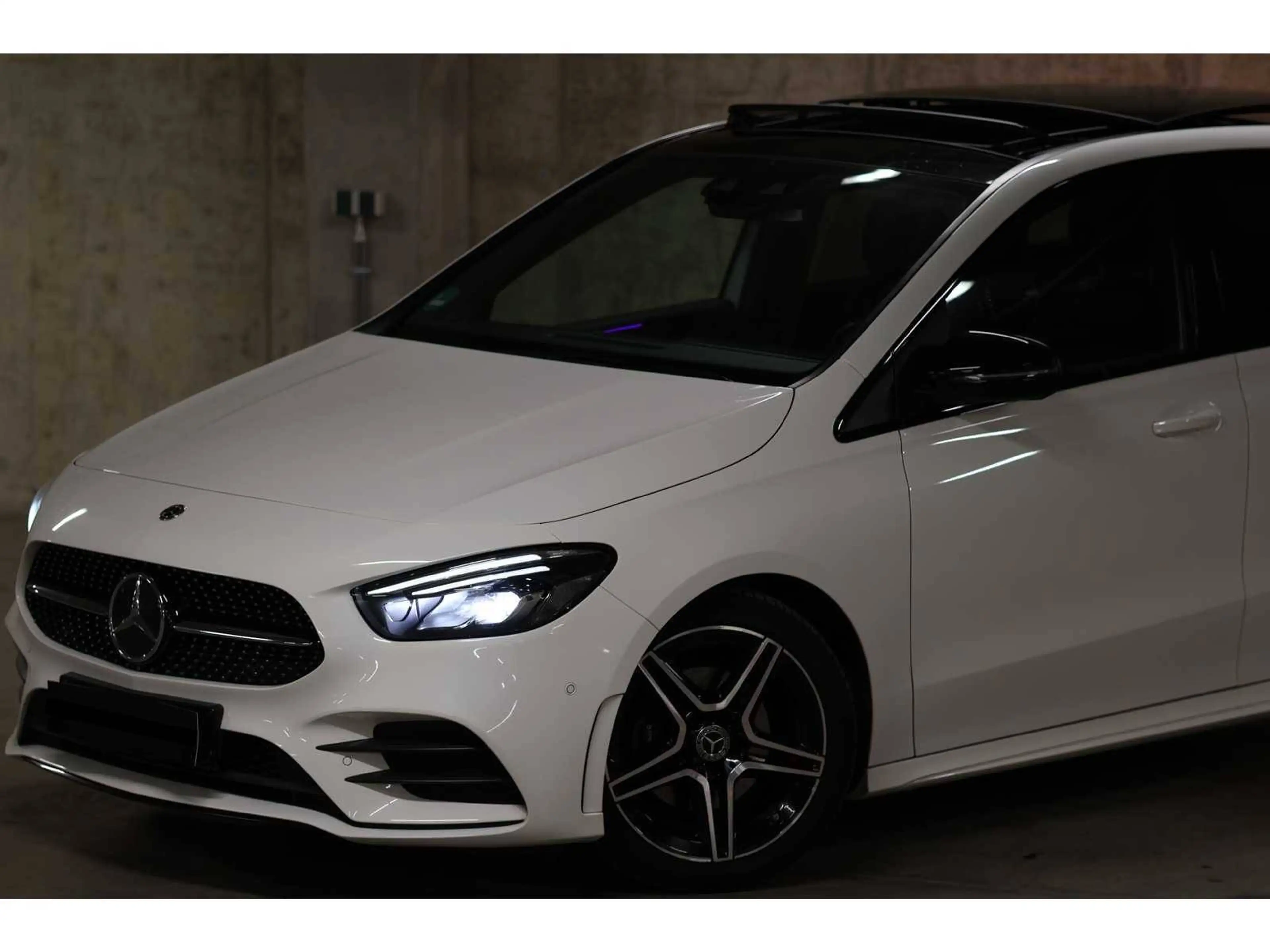 Mercedes-Benz B 200 B 200 7G-DCT AMG Line — photo 3