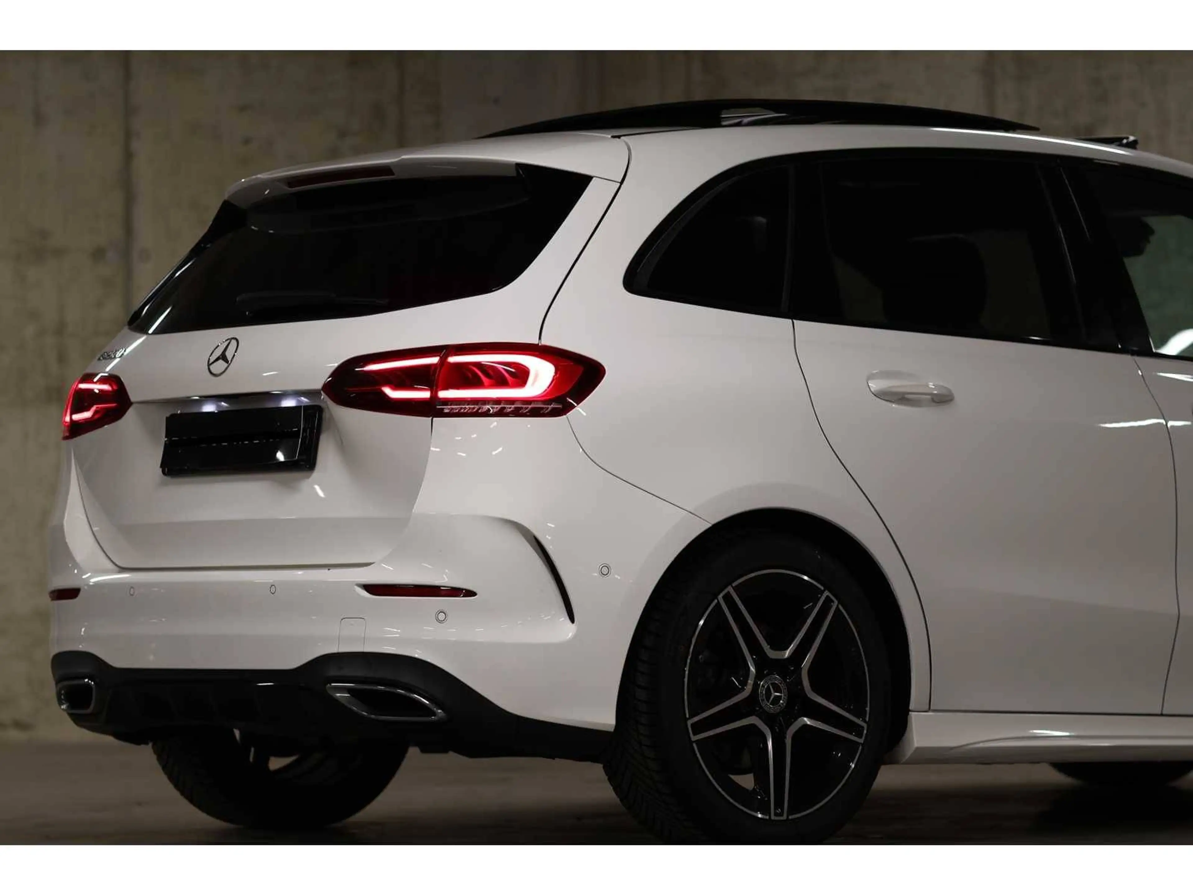 Mercedes-Benz B 200 B 200 7G-DCT AMG Line — photo 11