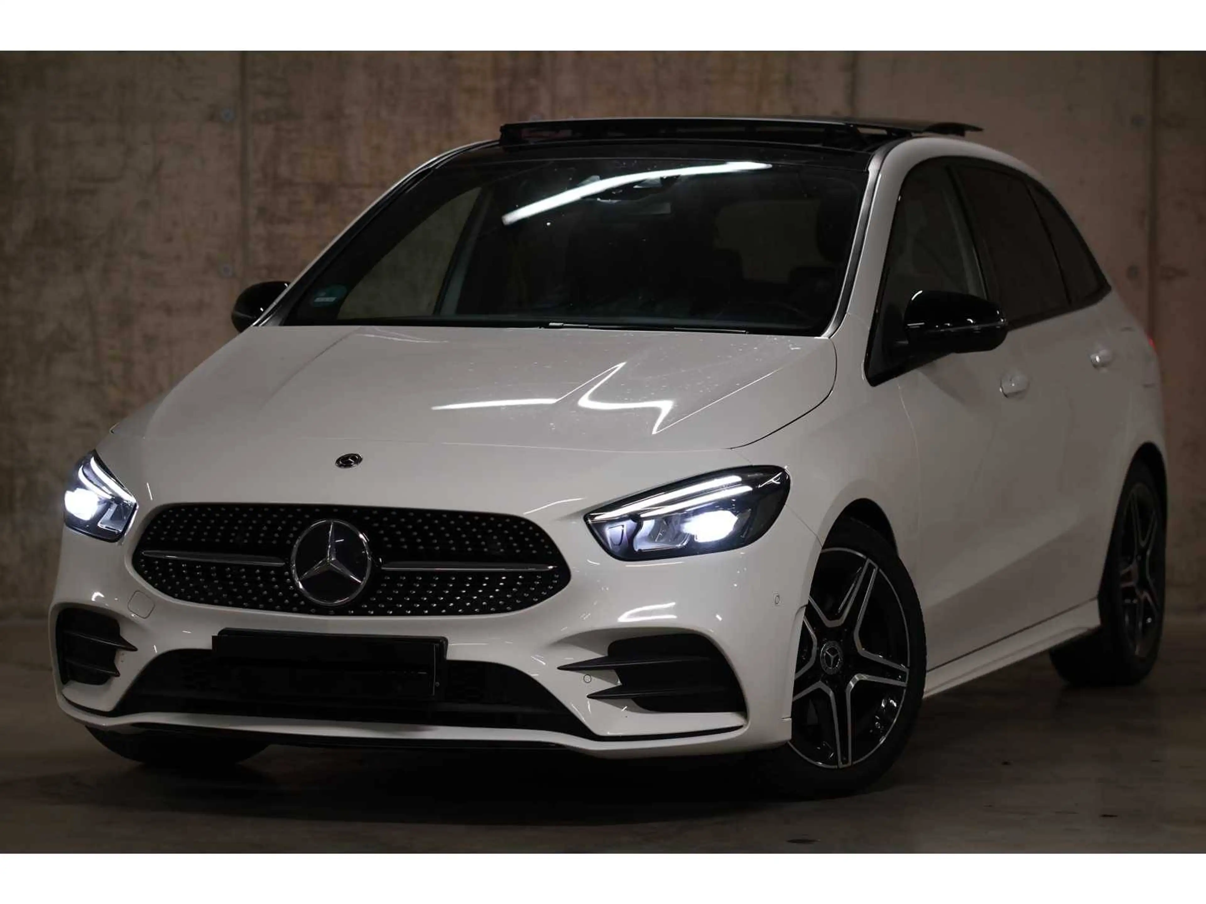 Mercedes-Benz B 200 B 200 7G-DCT AMG Line — photo 2