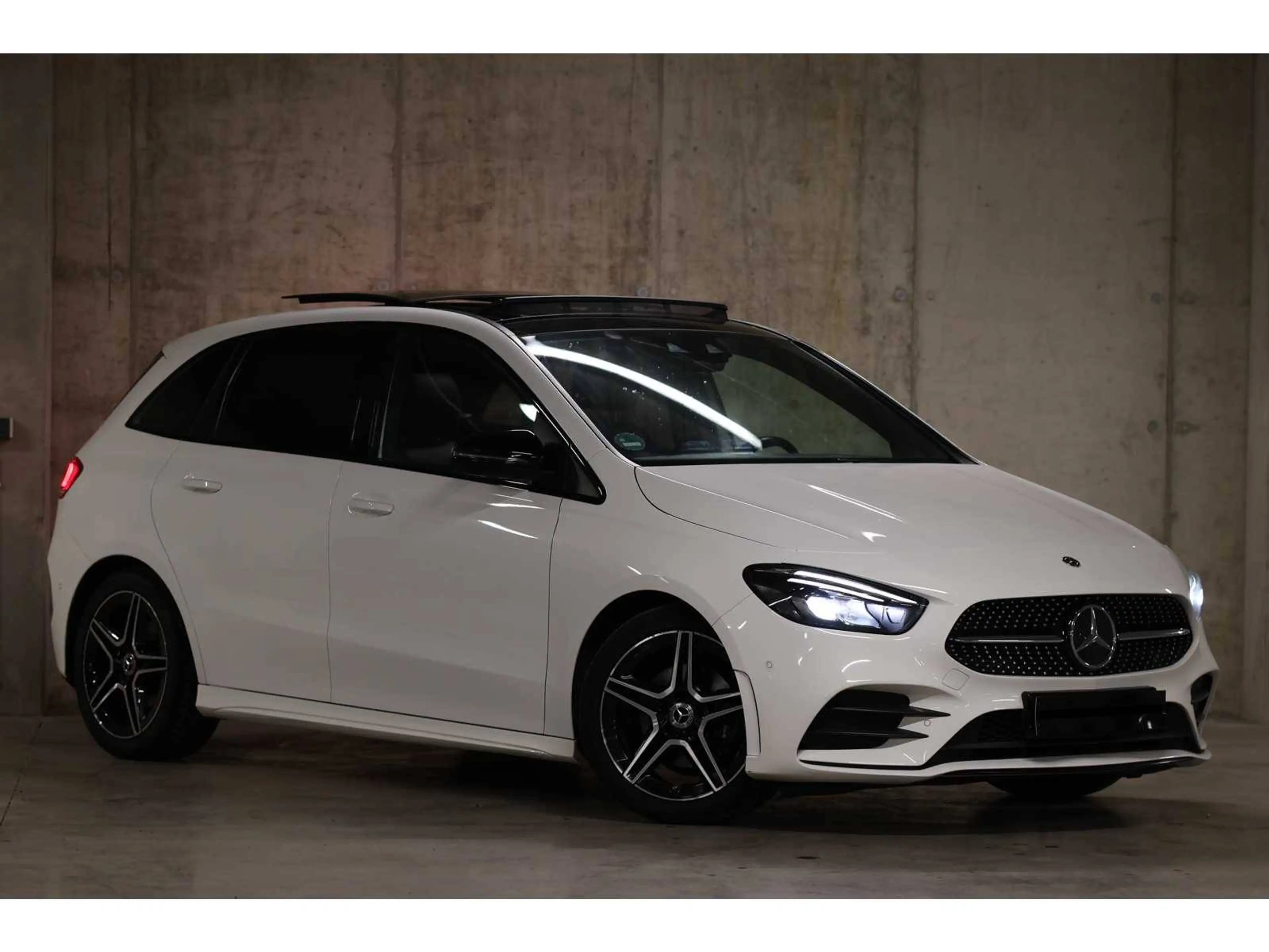 Mercedes-Benz B 200 B 200 7G-DCT AMG Line — photo 5