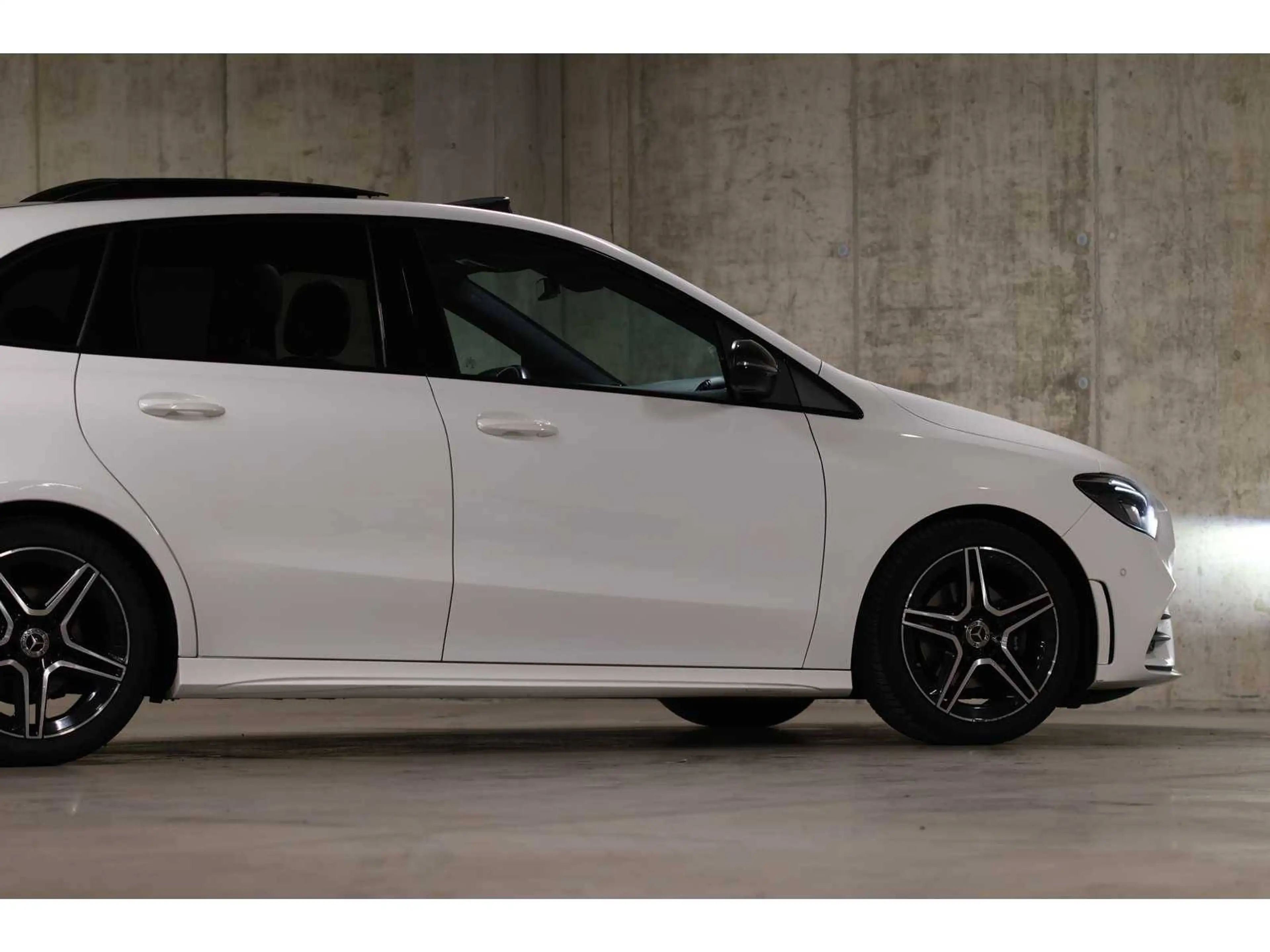 Mercedes-Benz B 200 B 200 7G-DCT AMG Line — photo 12