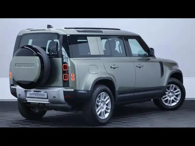 Land Rover Defender 110 view 5