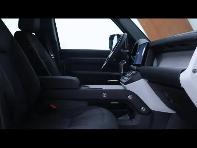 Land Rover Defender 110 view 11