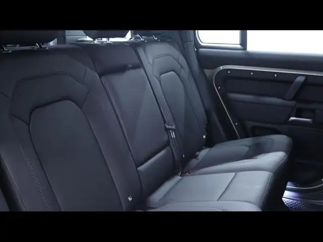 Land Rover Defender 110 view 14