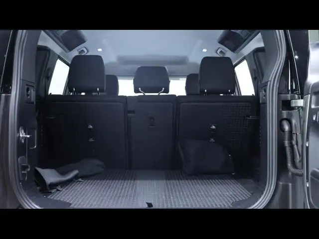 Land Rover Defender 110 view 7